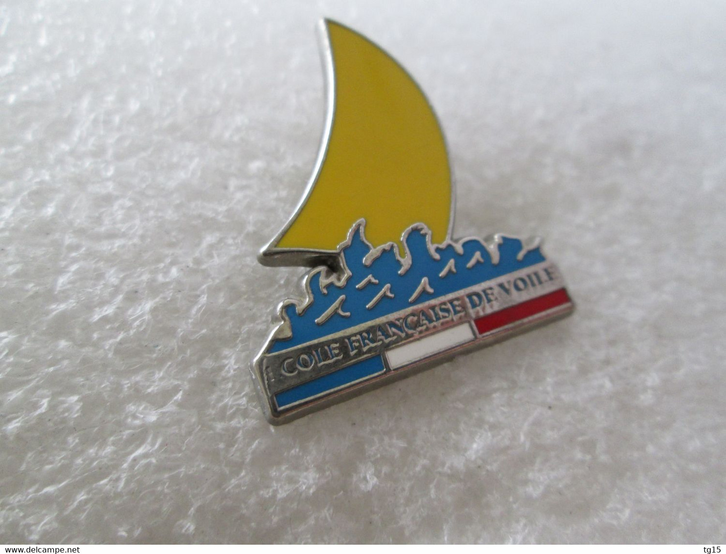 PIN'S   SPORT   ECOLE  FRANCAISE DE VOILE    JAUNE    Zamak  DECAT - Vela