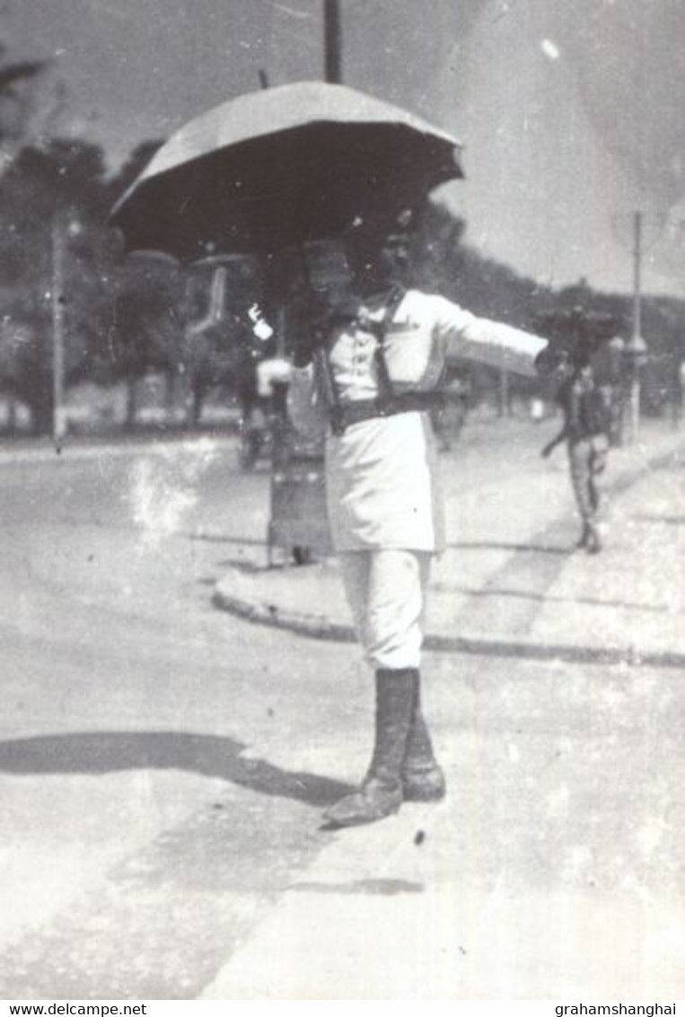 2 Photos Traffic Policeman With Umbrella Calcutta Kolkata India 1920s ? - Otros & Sin Clasificación