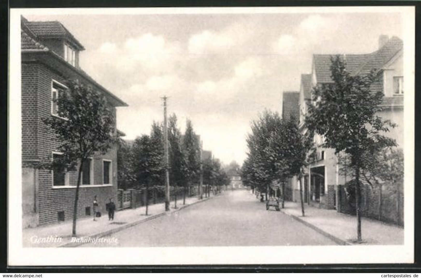 AK Genthin, Blick In Die Bahnhofstrasse Mit Häusern Und Strommasten - Genthin