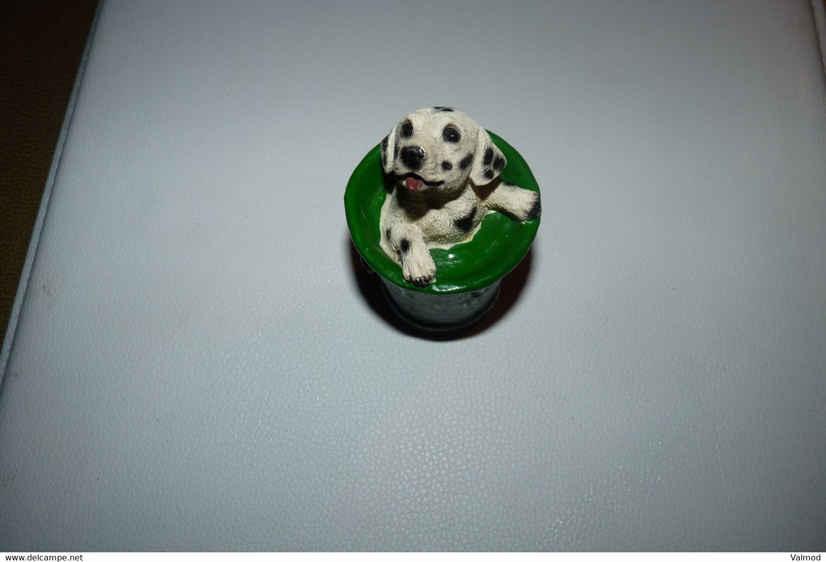 Vintage - Chien Dalmatien Dans Un Pot De Peinture Verte. - Animaux