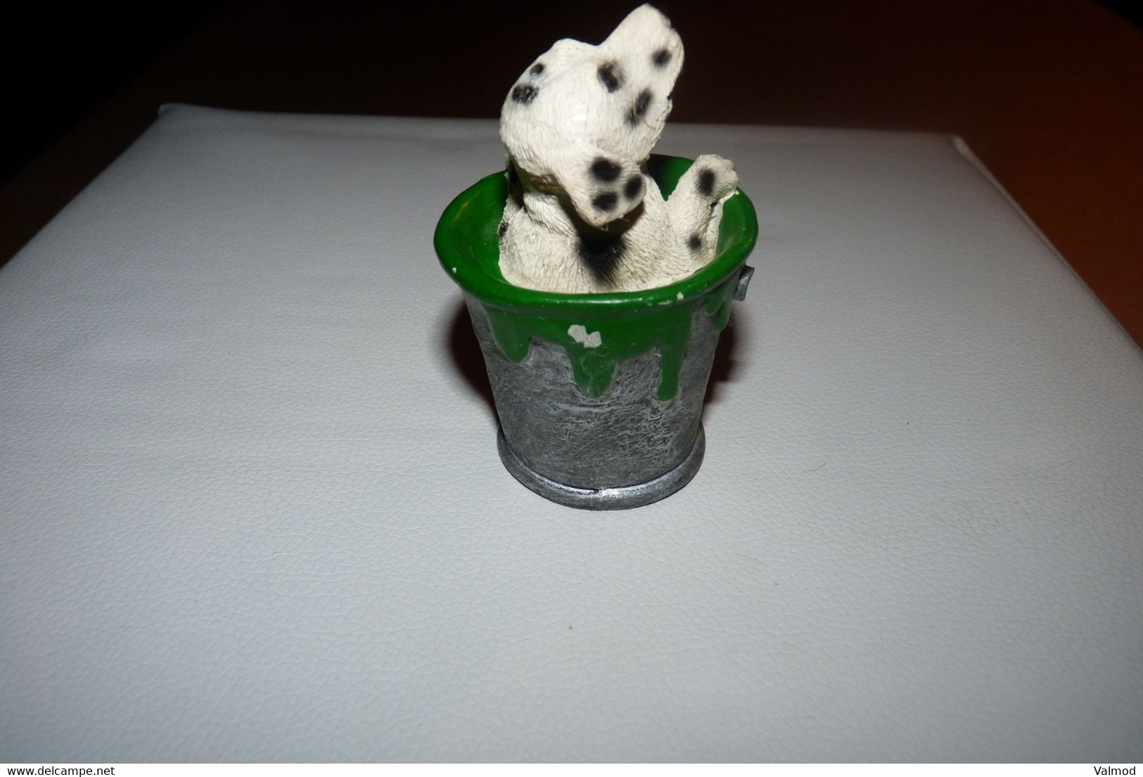 Vintage - Chien Dalmatien Dans Un Pot De Peinture Verte. - Tiere