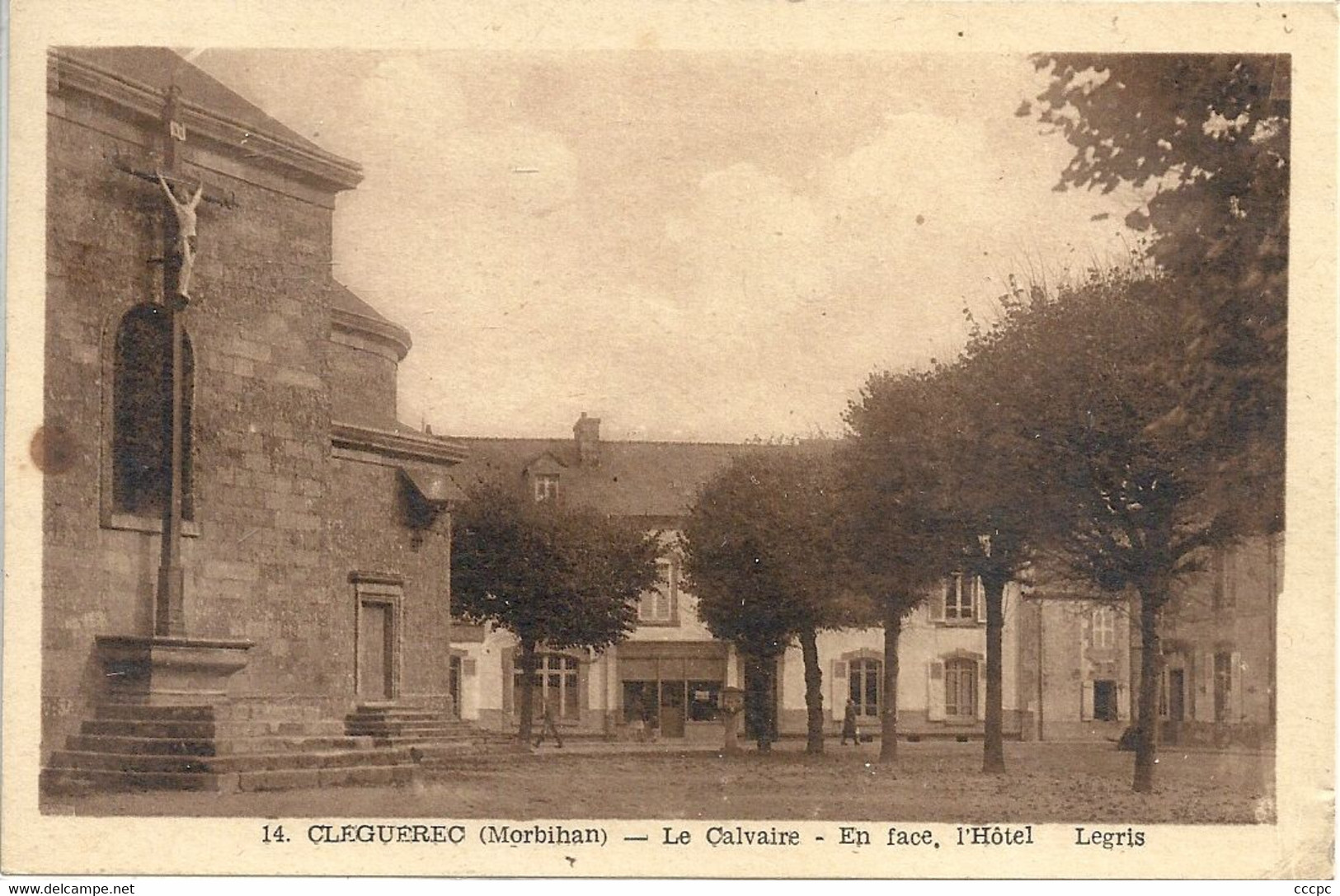 CPA Cleguerec Le Calvaire En Face L'Hôtel Legris - Cleguerec