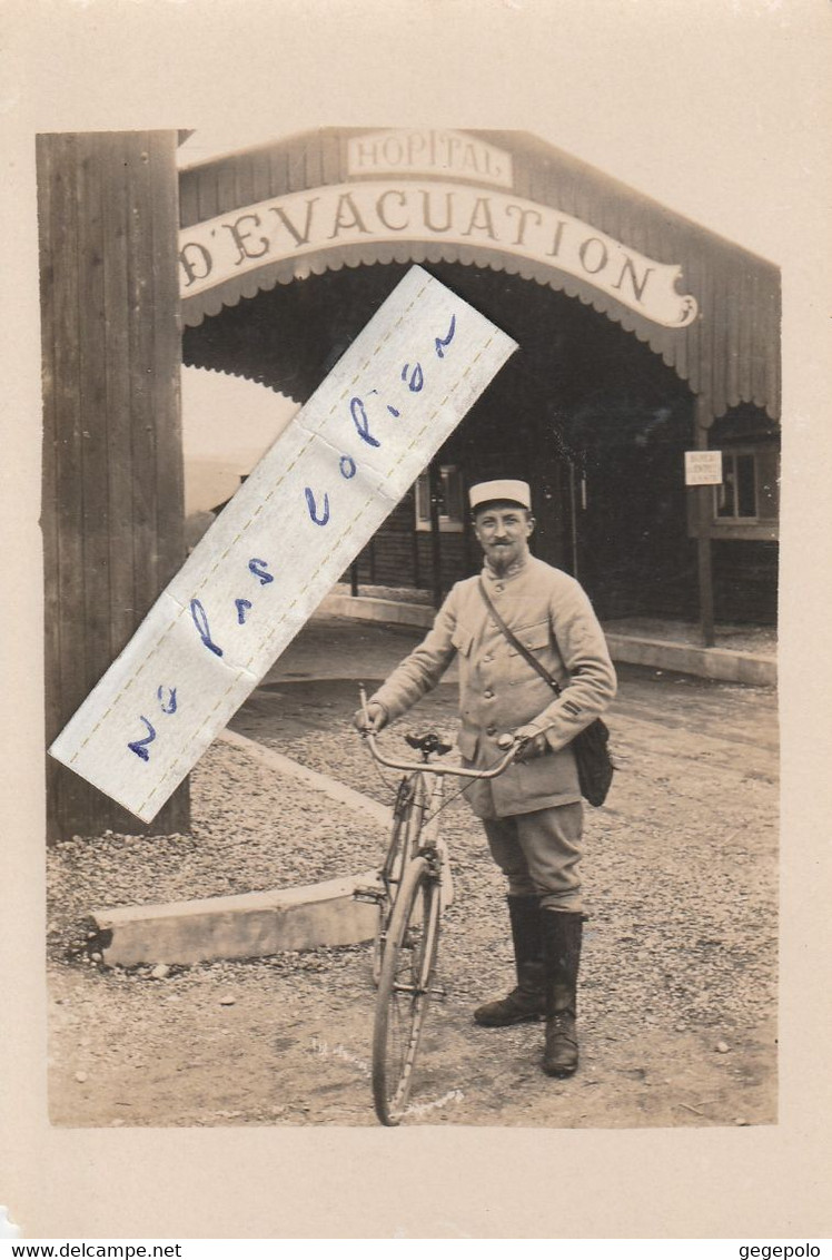 Un Militaire Cycliste Posant Devant Un Hôpital D'évacuation à Localiser   ( Carte Photo ) - Zu Identifizieren