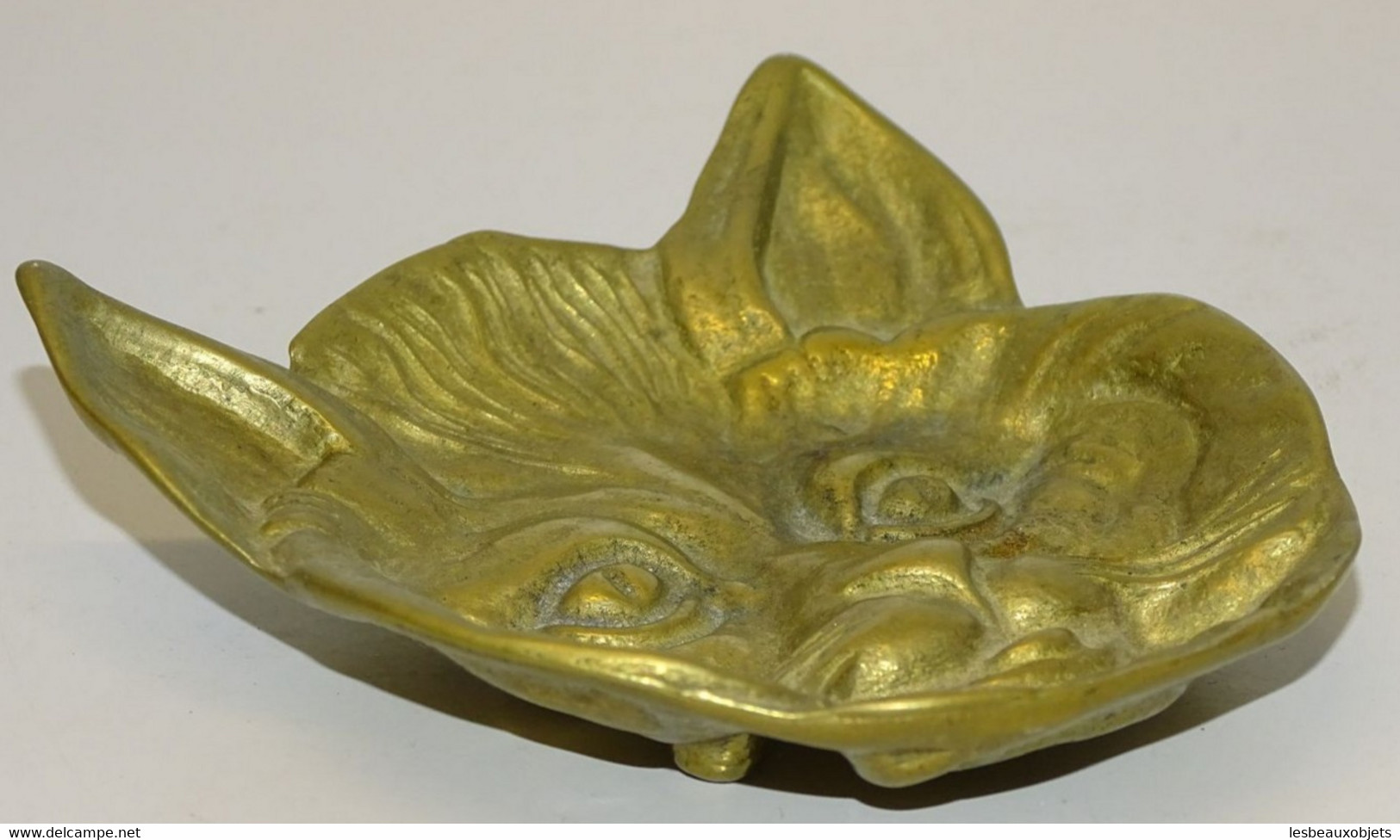 JOLI ANCIEN VIDE POCHE TETE DE CHAT en LAITON ou BRONZE DECO XXe COLLECTION VITRINE