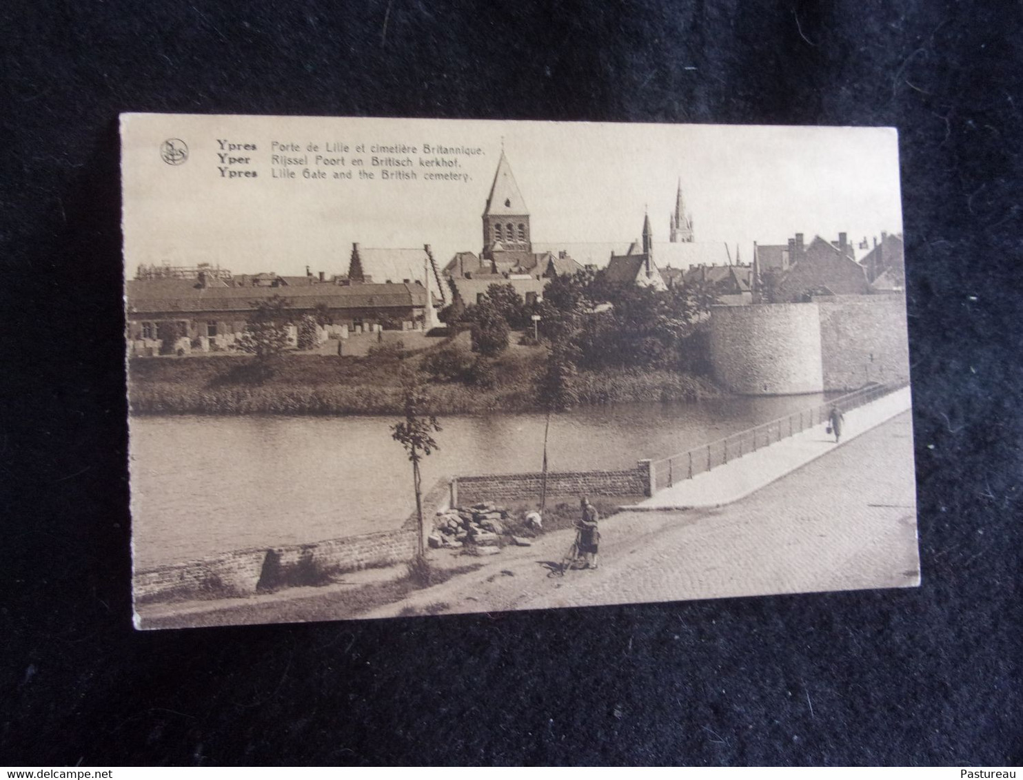 Ypres.Porte De Lille .Cimetière Britannique . Cycliste . Voir 2 Scans . - Ieper