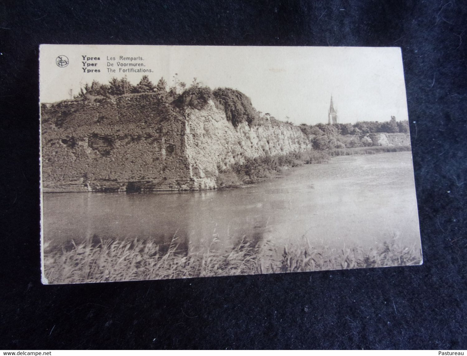 Ypres.Les Remparts  . Voir 2 Scans . - Ieper