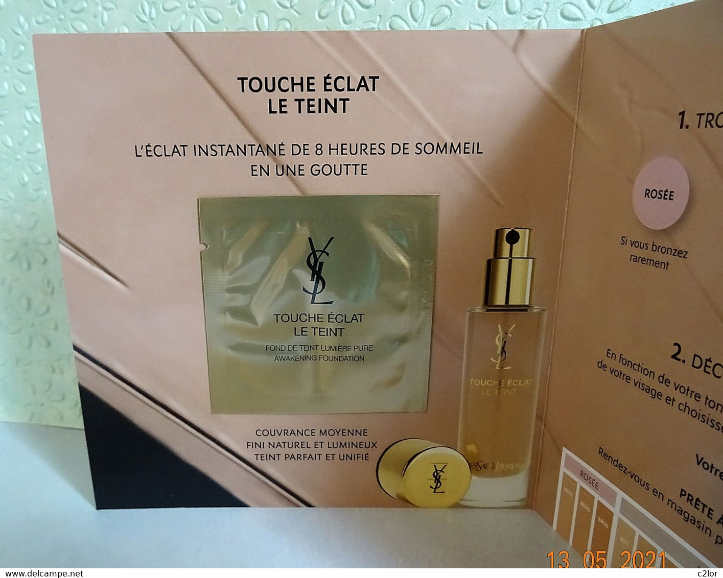 Dose D'essai "Touche éclat Le Teint " De Yves ST LAURENT Sur Carte Pour Collection - Parfumproben - Phiolen