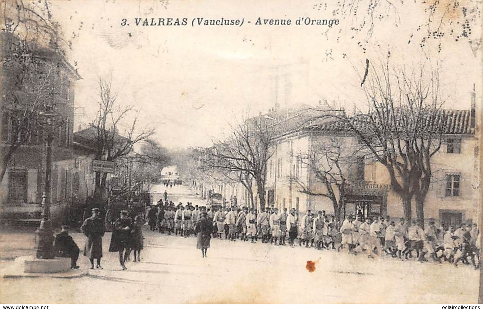 Valréas        84             Avenue D'Orange . Passage D'une Troupe De Militaires     (voir Scan) - Valreas