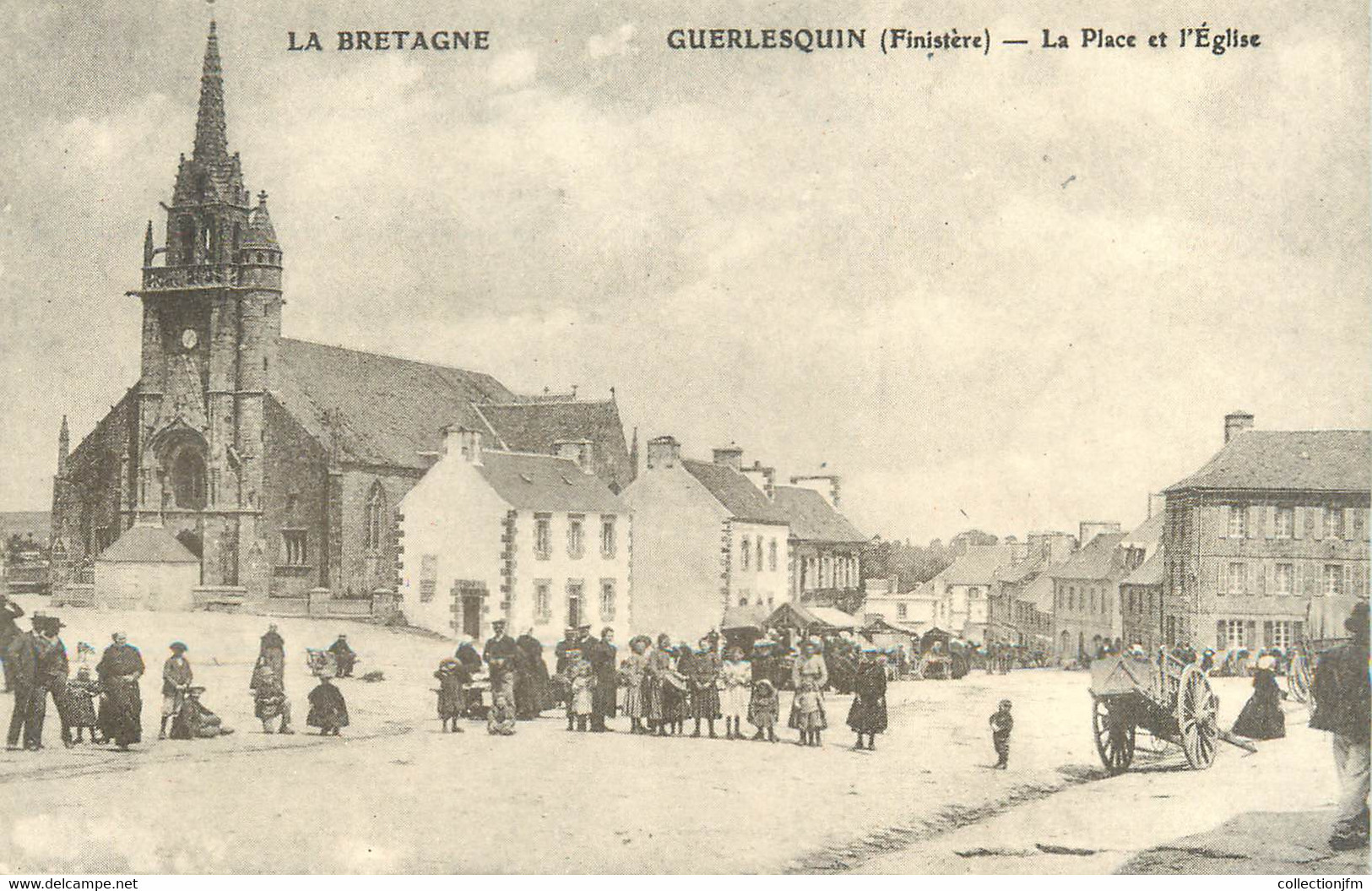 CPA FRANCE 29 "Guerlesquin, La Place Et L'église" - Guerlesquin