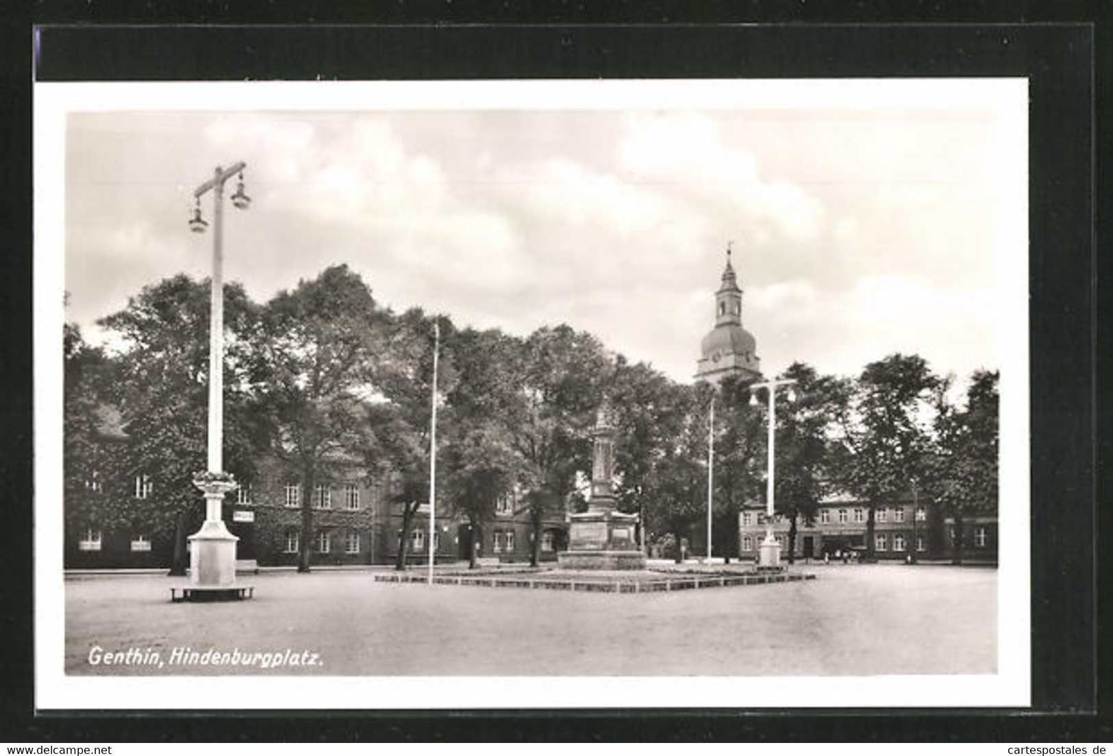 AK Genthin, Hindenburgplatz Mit Denkmal - Genthin