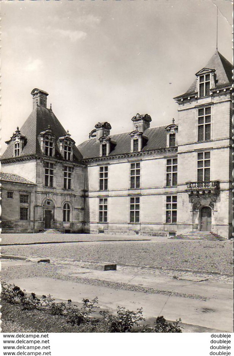 D33  CADILLAC- SUR- GARONNE  Chateau Des Ducs D' Epernon- Cour D' Honneur   ...... - Cadillac