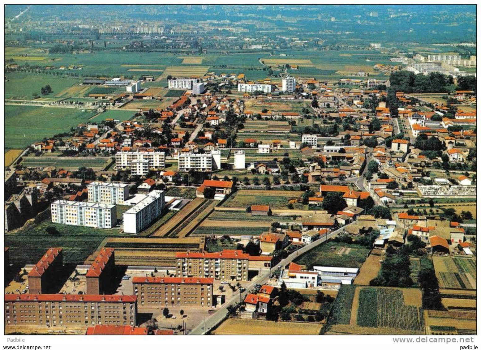 Carte Postale 69. Vaulx En Velin   Cité HLM  Vue D'avion Trés Beau Plan - Vaux-en-Velin