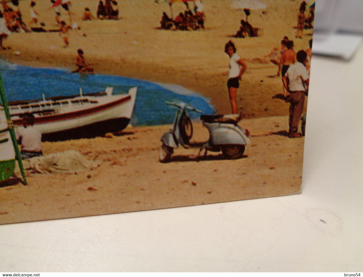 Cartolina Saluti Da Pozzallo Prov Ragusa Spiaggia, Barche, Vespa Piaggio 1973 - Ragusa