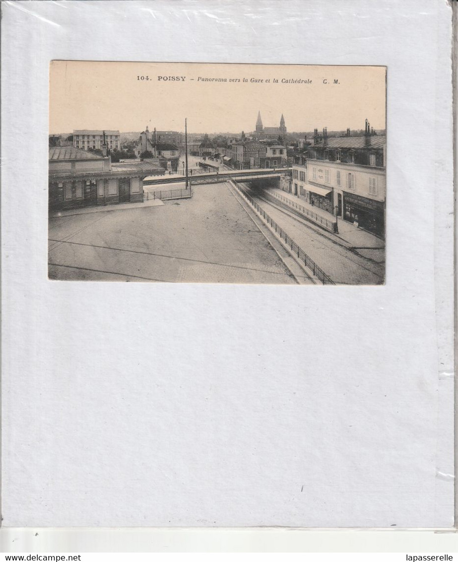 78-Poissy-Panorama Vers La Gare Et Cathedrale (commerces Materiel Photos-Chocolats-Cafés, Articles De Pêches) - Poissy