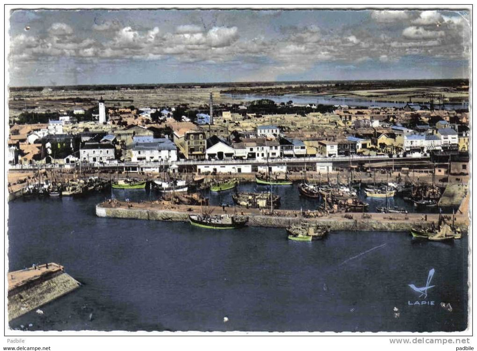 Carte Postale 85. Croix-de-vie  Flottille De Pêche à Quai Vue D'avion éditions Lapie Très Beau Plan - Saint Gilles Croix De Vie