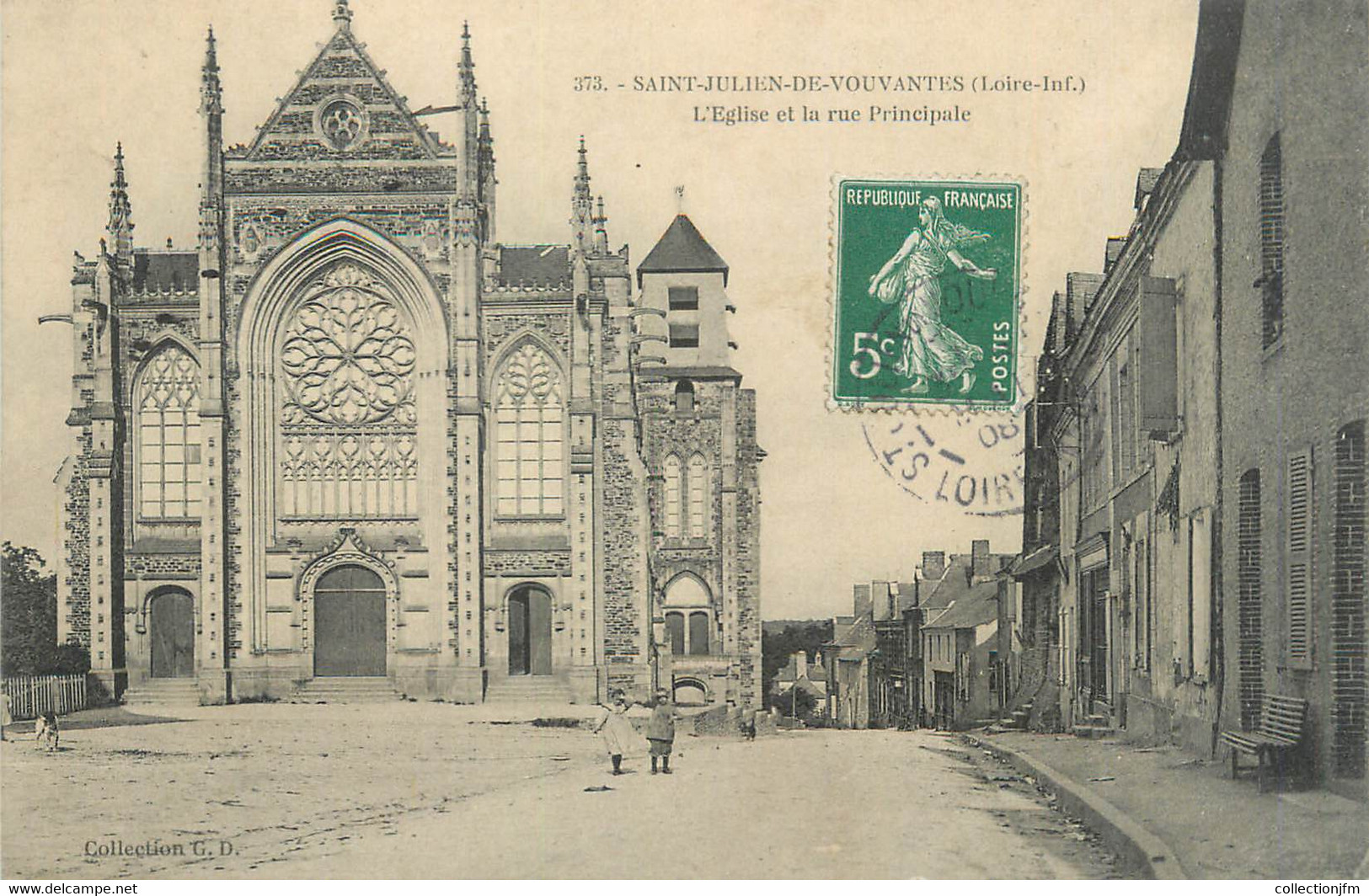 CPA FRANCE 44 "Saint Julien De Vouvantes, L'église Et La Rue Principale" - Saint Julien De Vouvantes