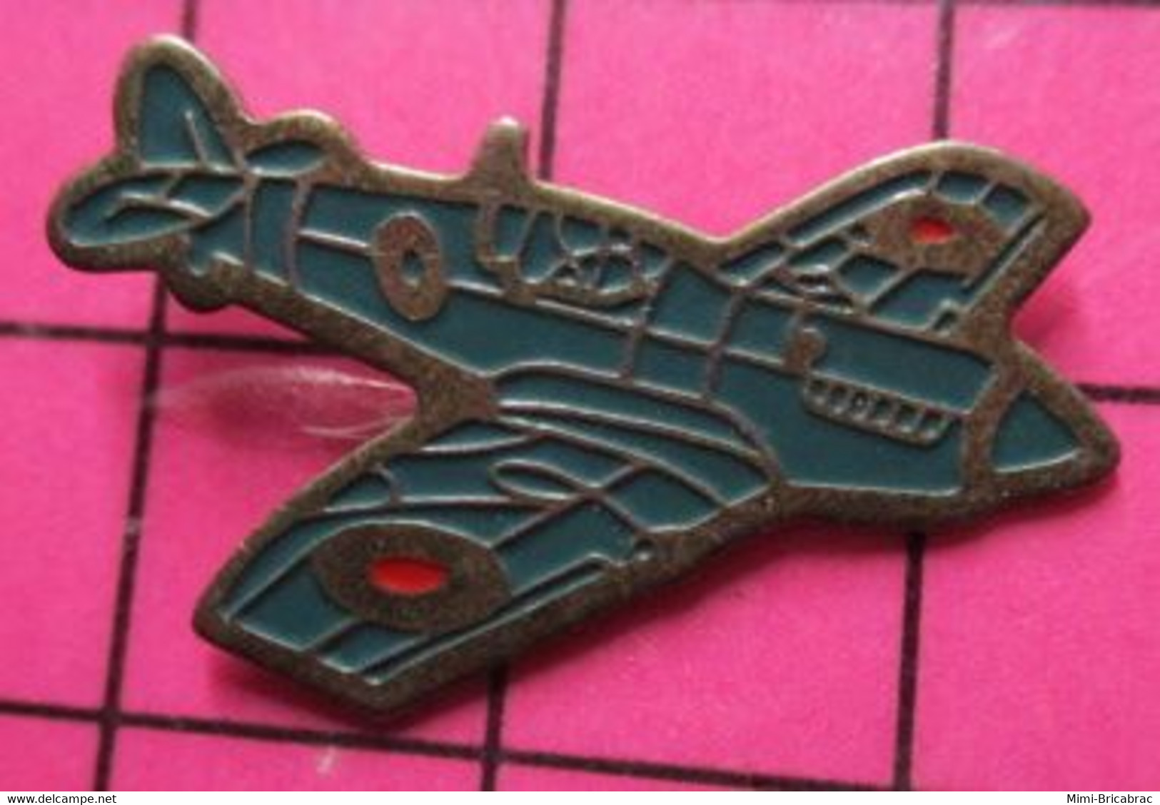 1520 Pin's Pins / Beau Et Rare / THEME : AVIATION / GUERRE 34-45 ROYAL AIR FORCE CURTISS P-40 - Avions