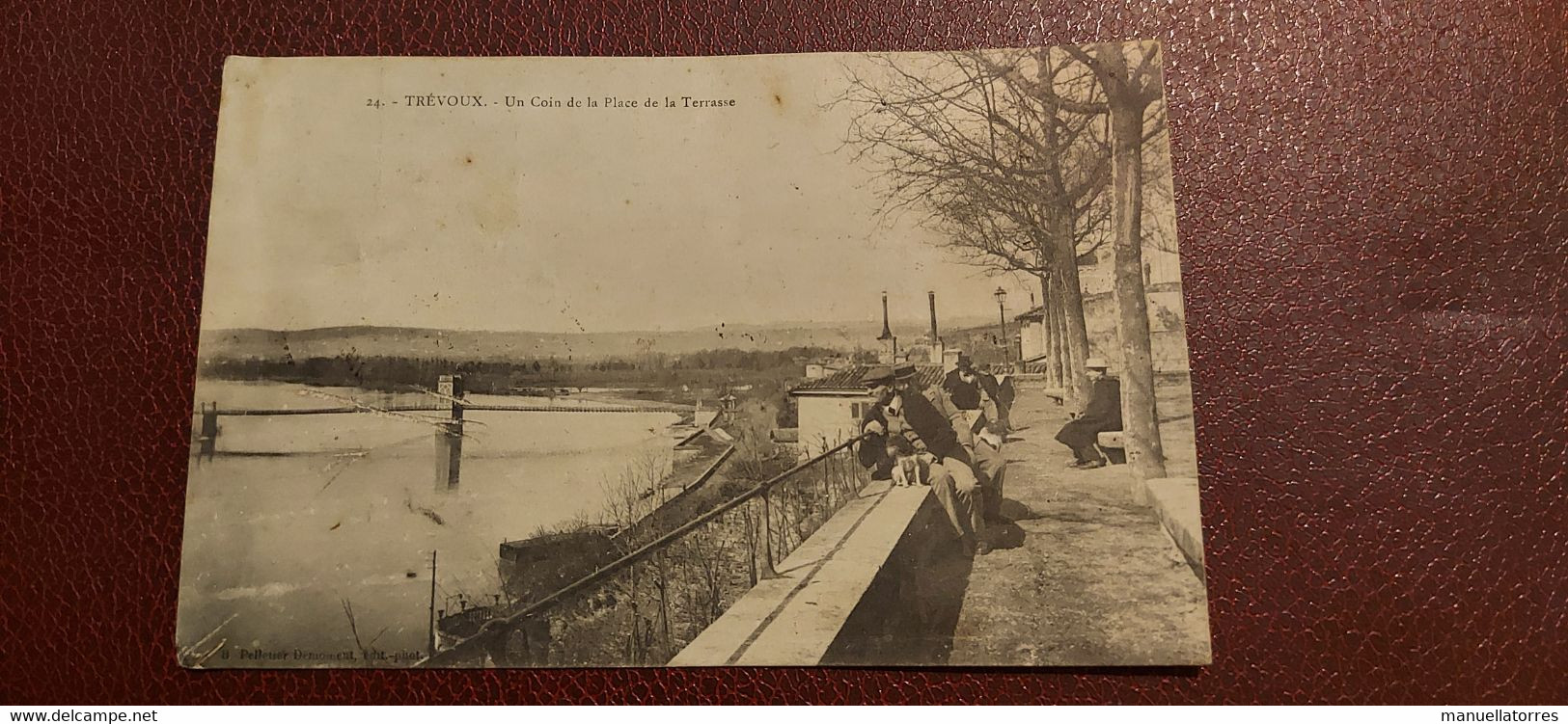 Ancienne Carte Postale - Trévoux - Un Coin De La Place Decla Terasse - Trévoux