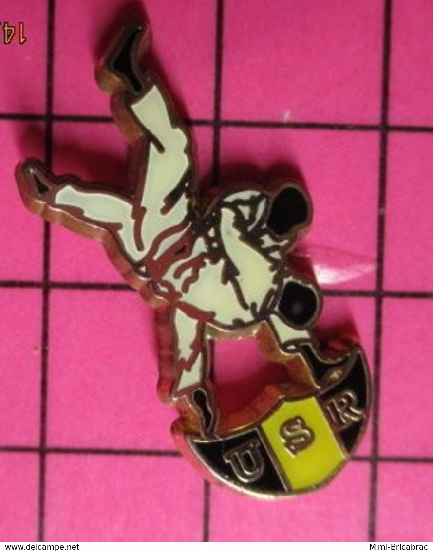 313b Pin's Pins / Beau Et Rare / THEME : SPORTS / KARATE CLUB JUDO USR - Judo