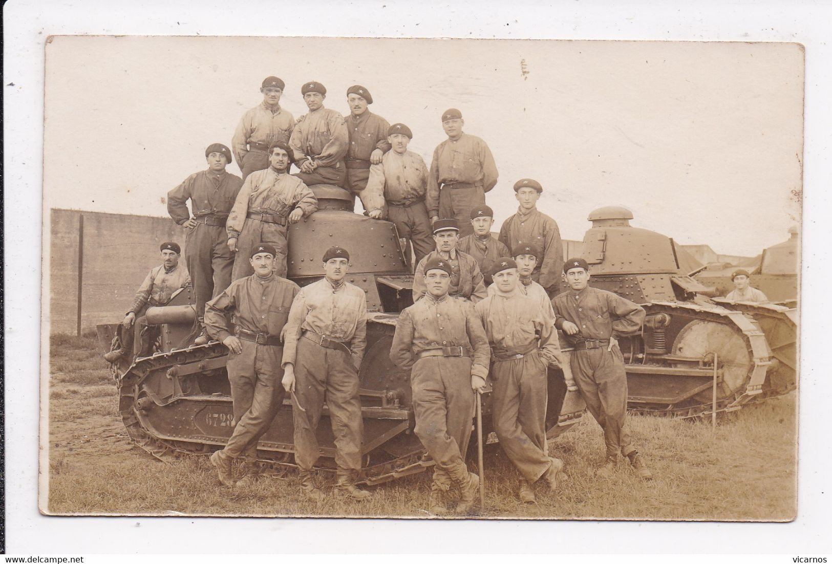 CP PHOTO MILITARIA Militaires Sur Tank Souvenir Du 18 -6-23 - Personnages