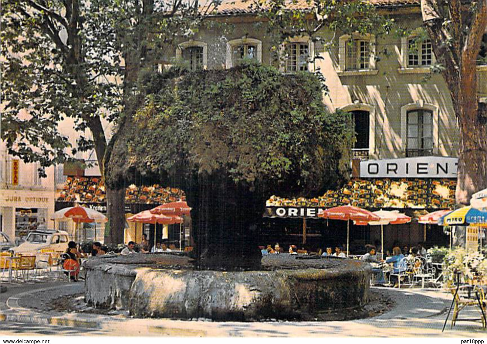 13 - SALON De PROVENCE Fontaine Moussue Et La Place Crousillat ( Terrasse Café ORIENTAL ) CPSM Grand Format - BdR - Salon De Provence