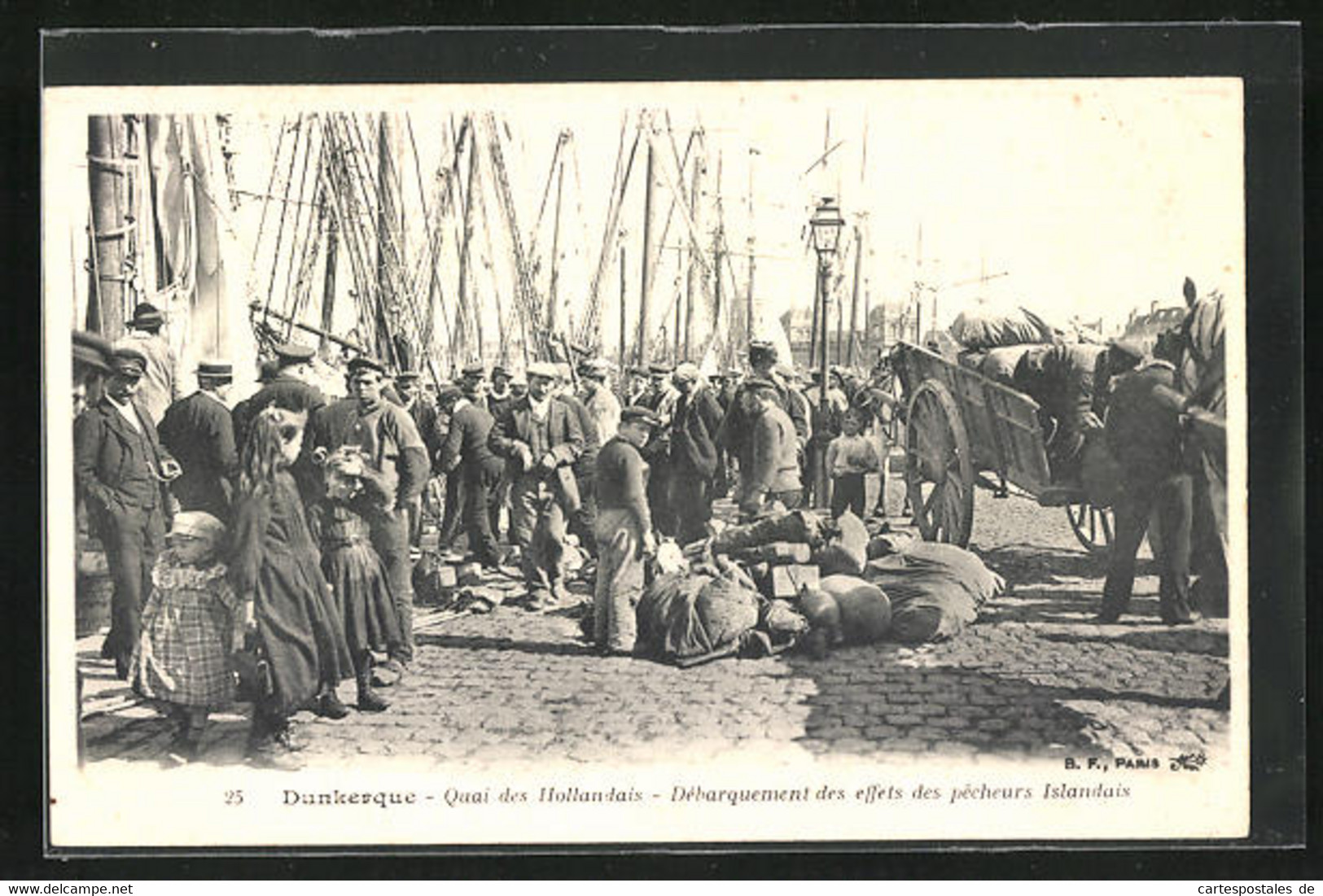 CPA Dunkerque, Quai Des Hollandais, Débarquement Des Effets Des Pêcheurs Islandais - Dunkerque