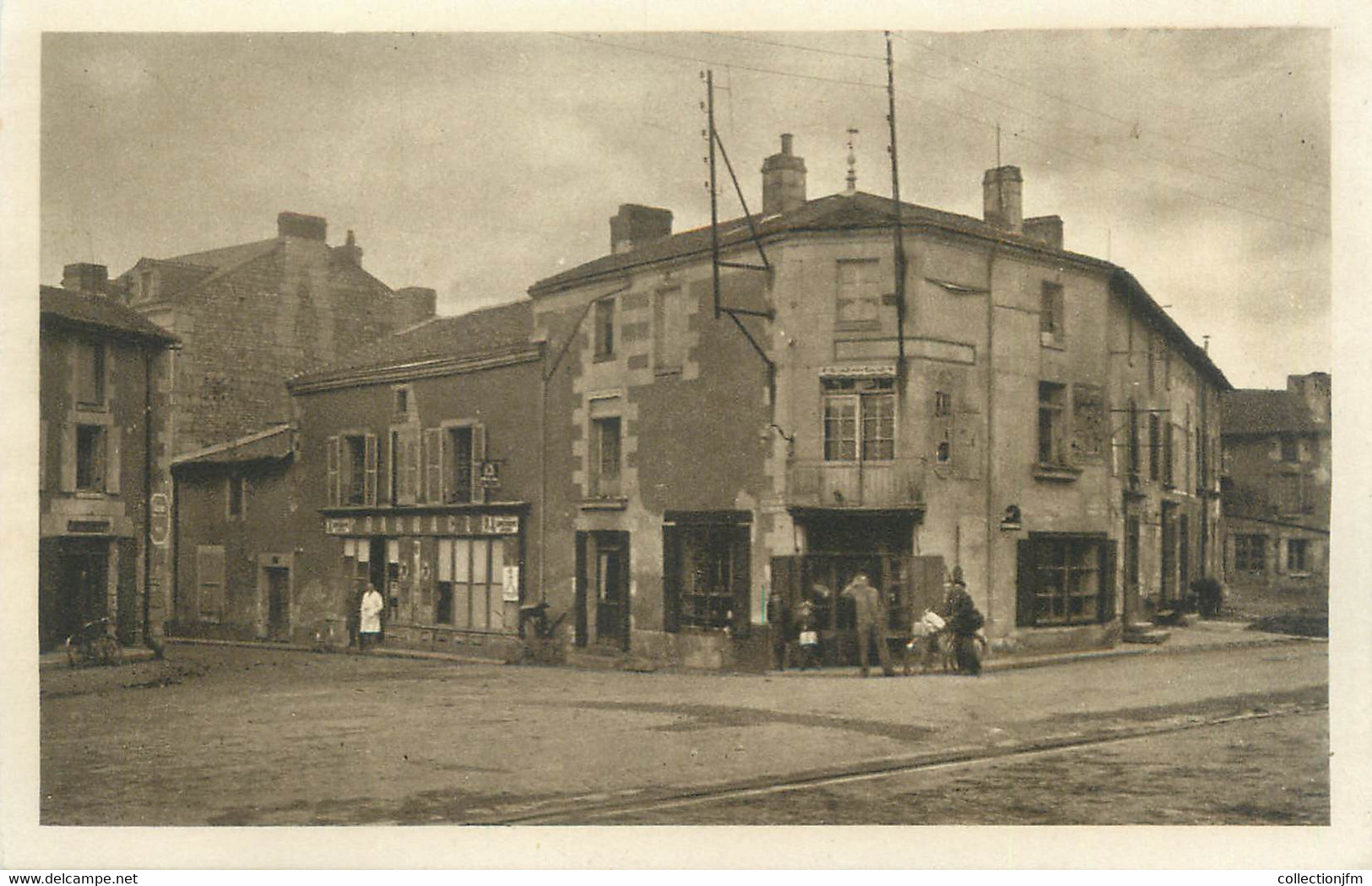 CPA FRANCE 86 "Monts Sur Guesnes, Carrefour Route De Loudun, Rue Basse" - Monts Sur Guesnes