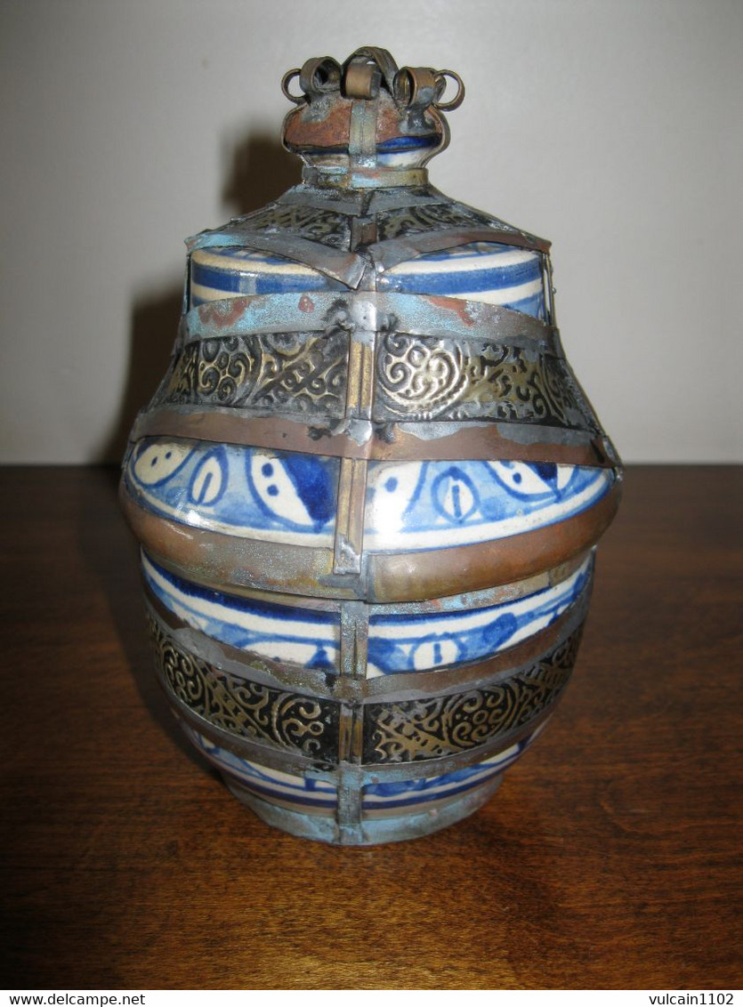 POT A BEURRE COUVERT BLEU ET BLANC REHAUSSE DE METAL - JOBBANA - FEZ - MAROC - Arte Oriental