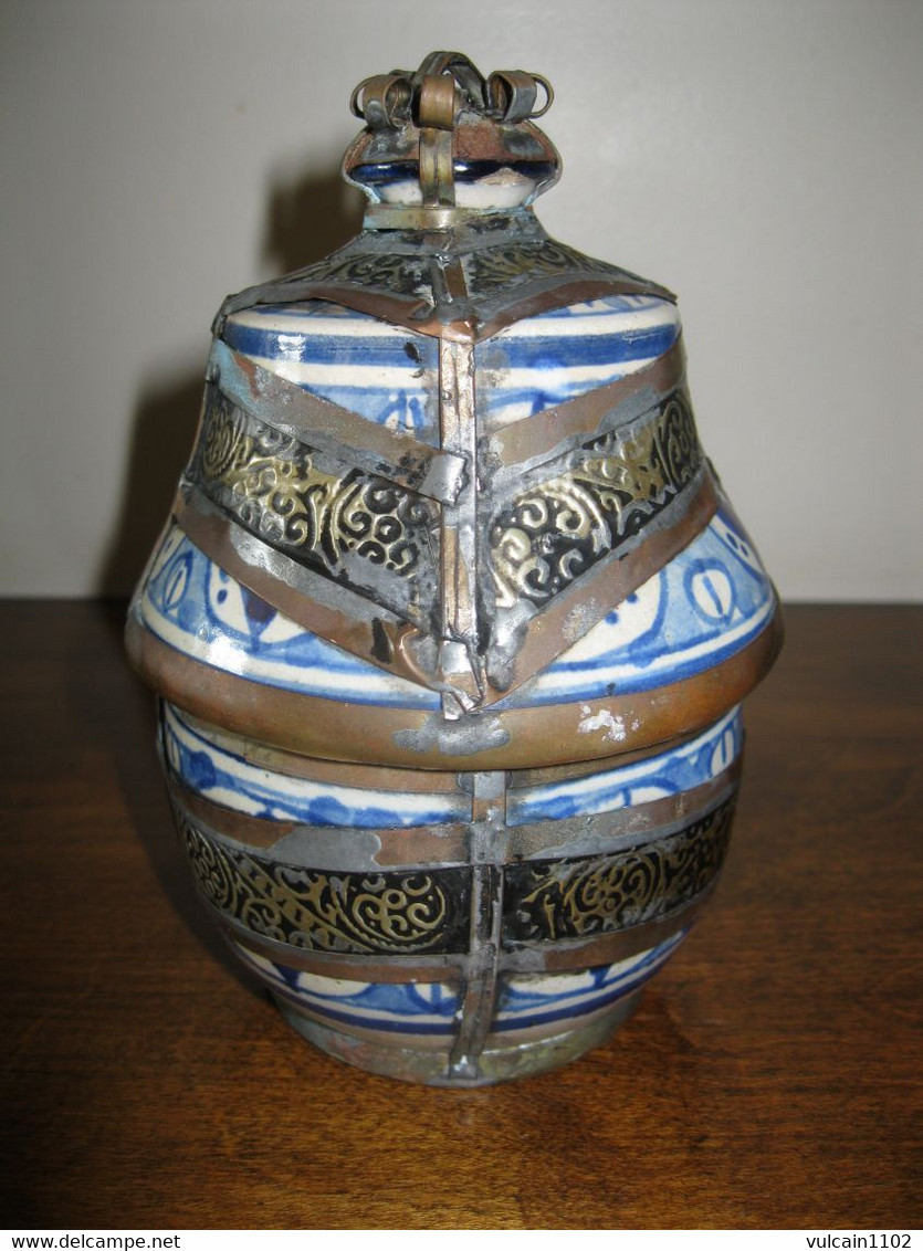 POT A BEURRE COUVERT BLEU ET BLANC REHAUSSE DE METAL - JOBBANA - FEZ - MAROC - Arte Orientale