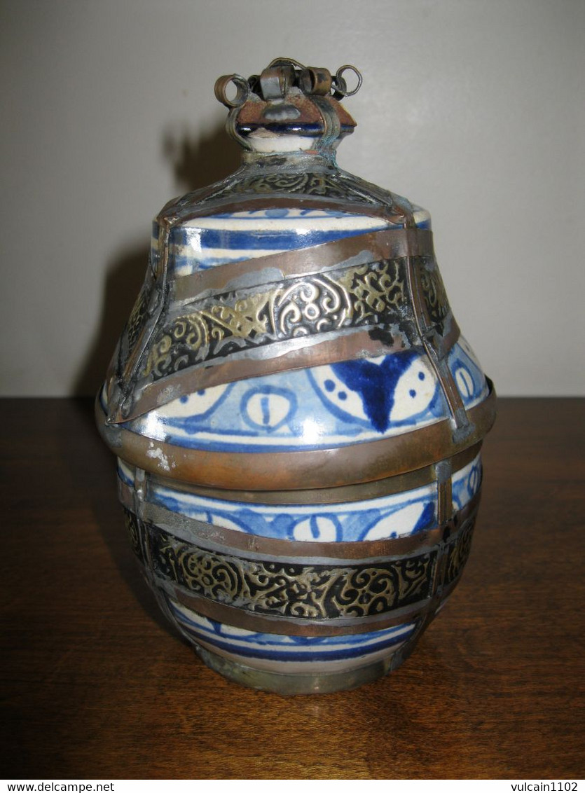 POT A BEURRE COUVERT BLEU ET BLANC REHAUSSE DE METAL - JOBBANA - FEZ - MAROC - Arte Oriental