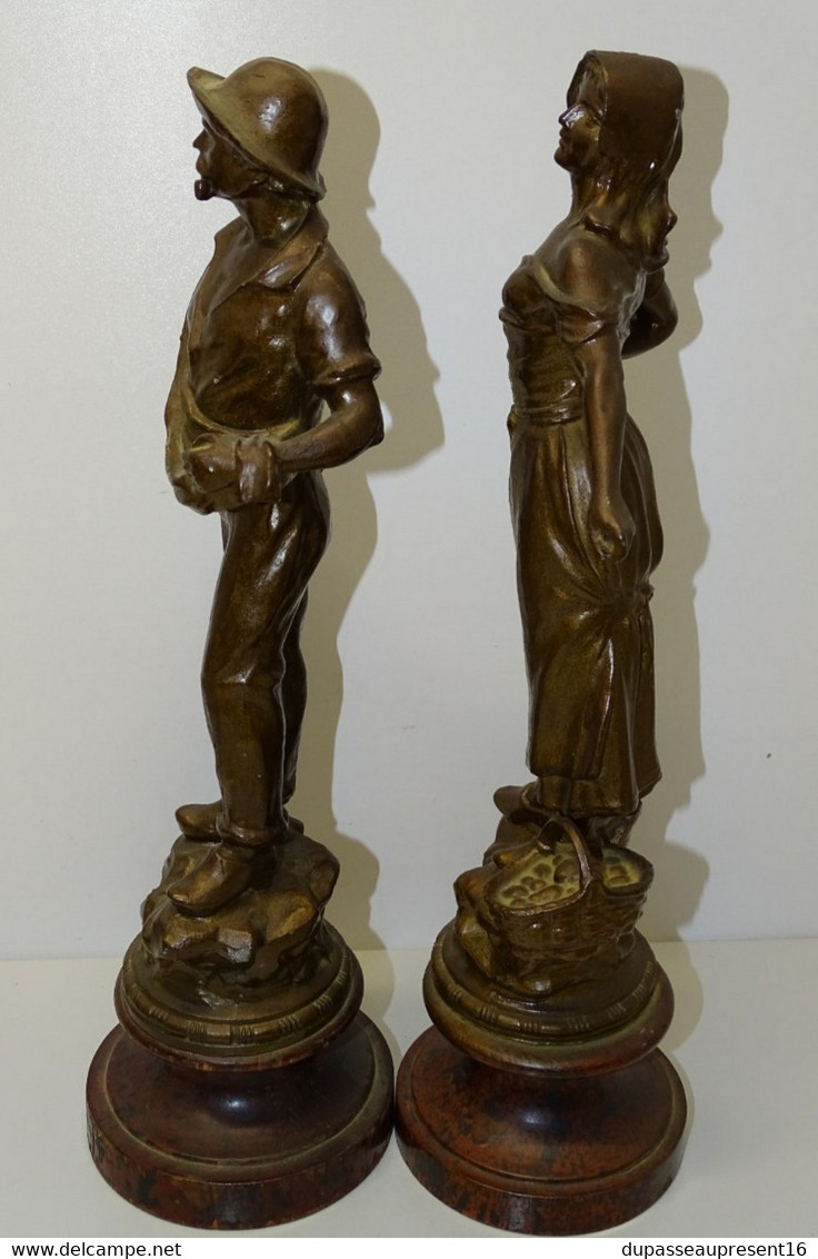 2 ANCIENS SUJETS STATUETTES REGULE VERNIS SOCLE BOIS HOMME A LA PIPE & FEMME AU PANIER COLLECTION DECO