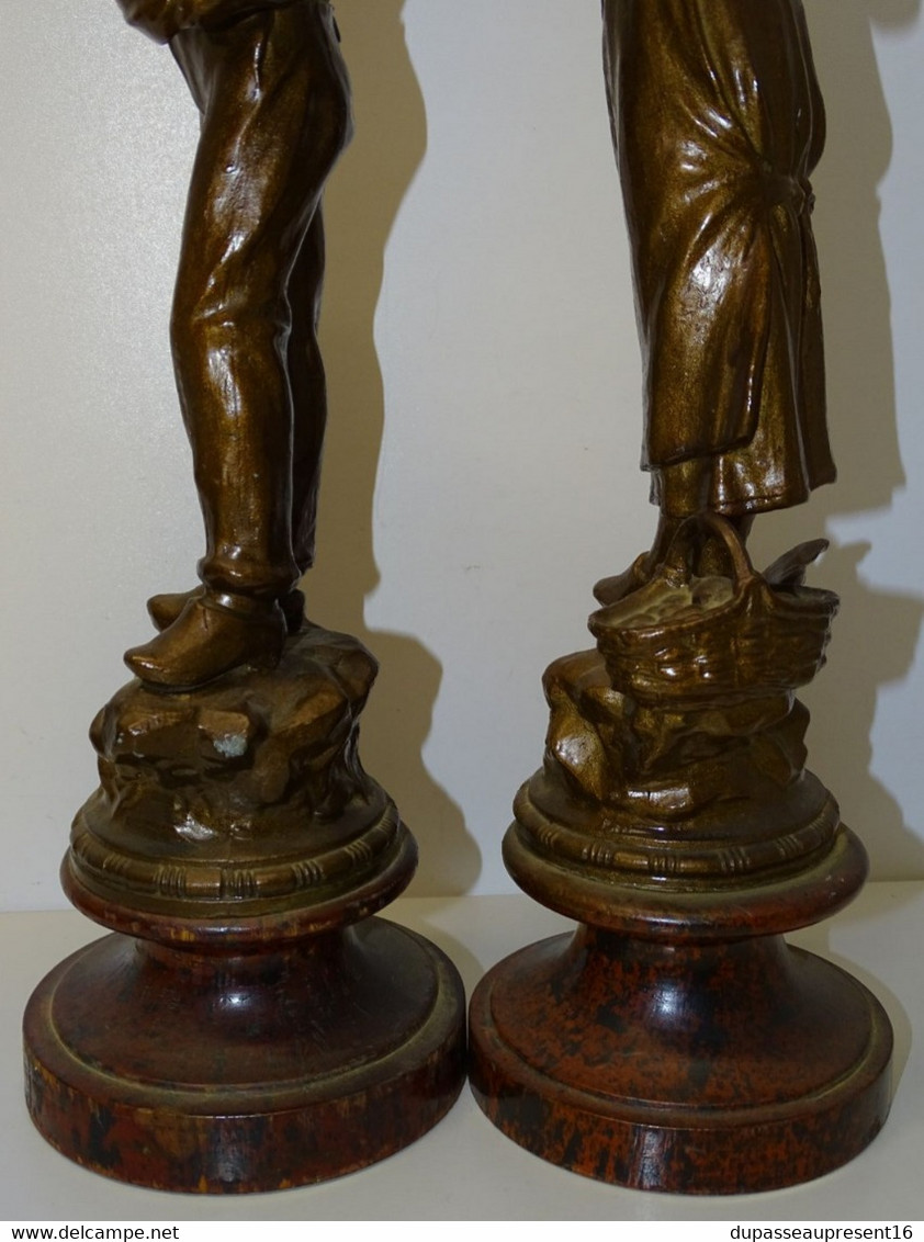 2 ANCIENS SUJETS STATUETTES REGULE VERNIS SOCLE BOIS HOMME A LA PIPE & FEMME AU PANIER COLLECTION DECO