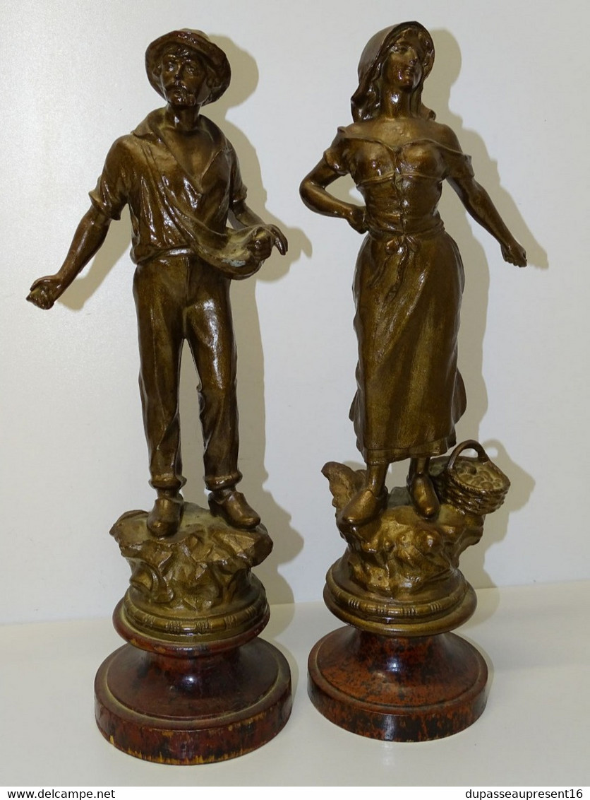 2 ANCIENS SUJETS STATUETTES REGULE VERNIS SOCLE BOIS HOMME A LA PIPE & FEMME AU PANIER COLLECTION DECO