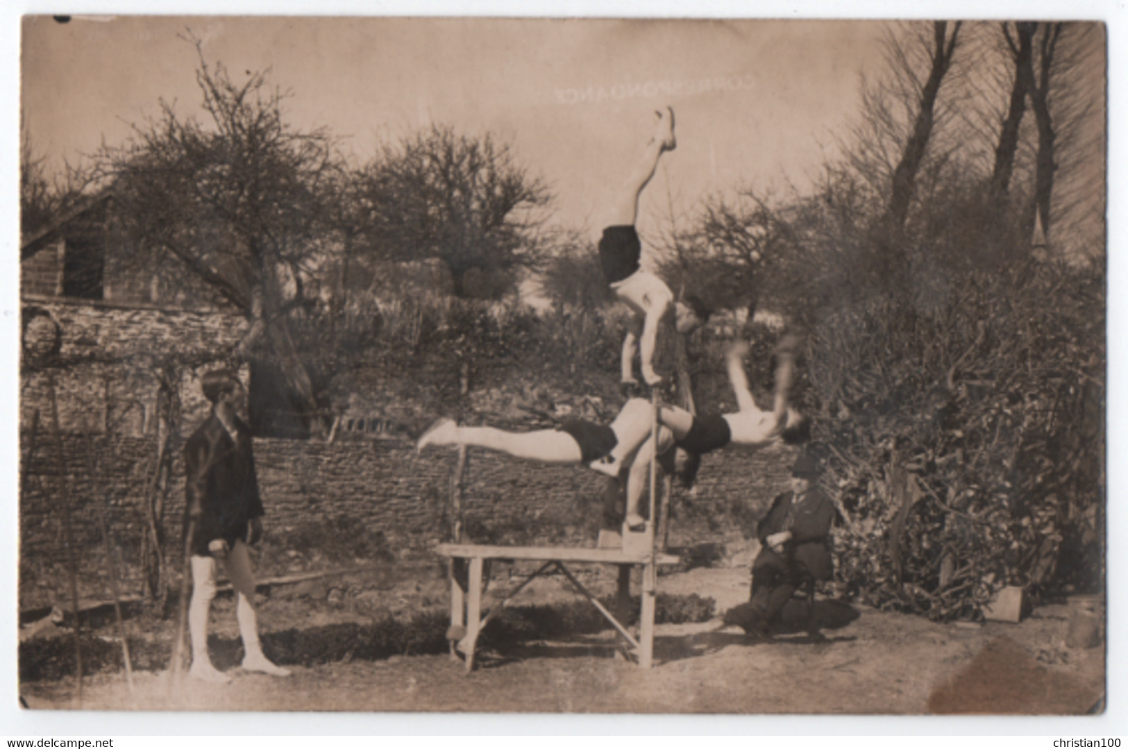 CARTE PHOTO D'UN ENTRAINEMENT DE GYMNASTIQUE - GYMNASTES EFFECTUANT DES EXERCICES DANS UN PARC -z 2 SCANS Z- - Gymnastics