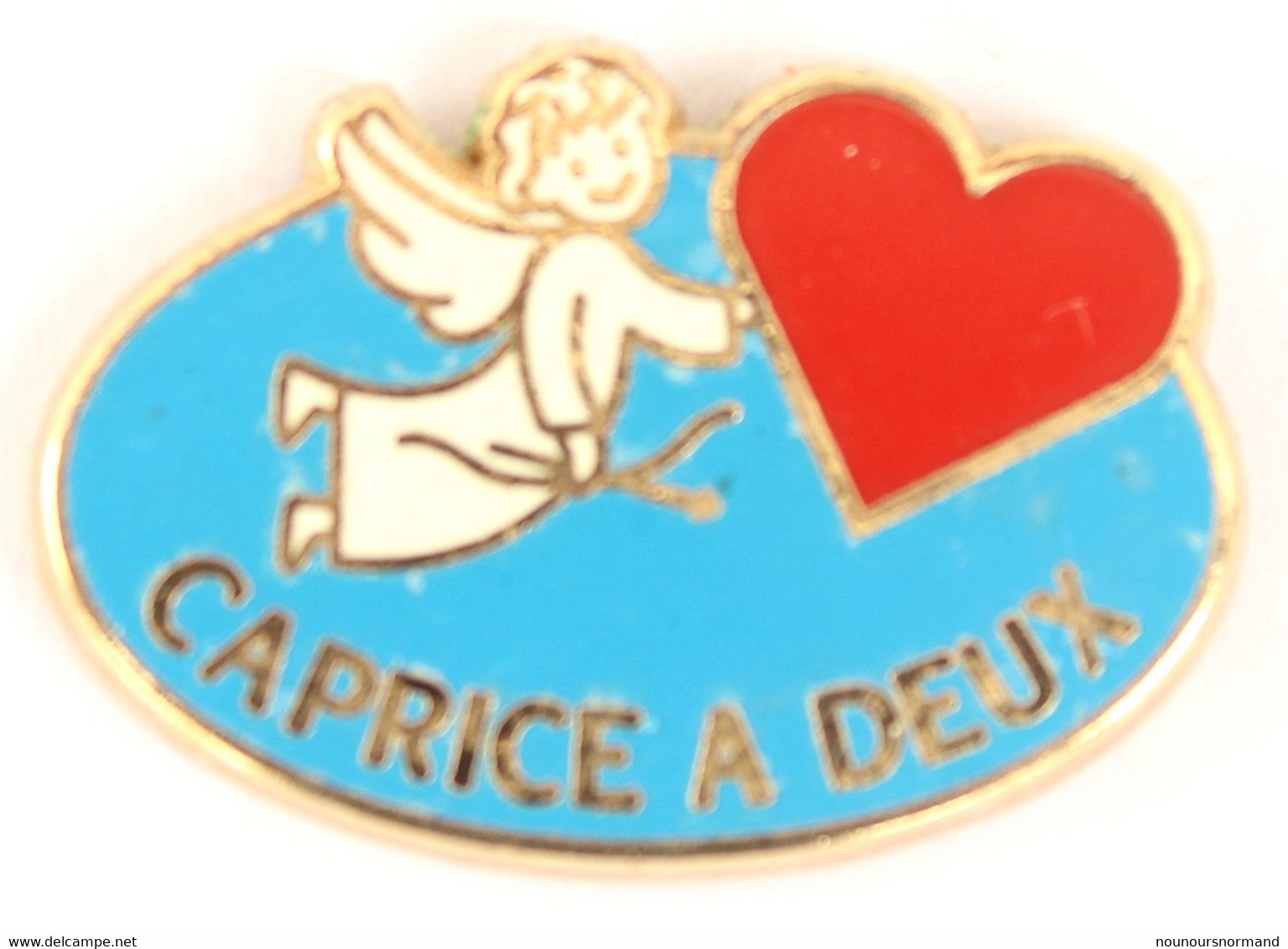 Pin's Numéroté CAPRICE A DEUX - Sandrine Et Romain - Ange Et Coeur - Zamac - K382 - Levensmiddelen