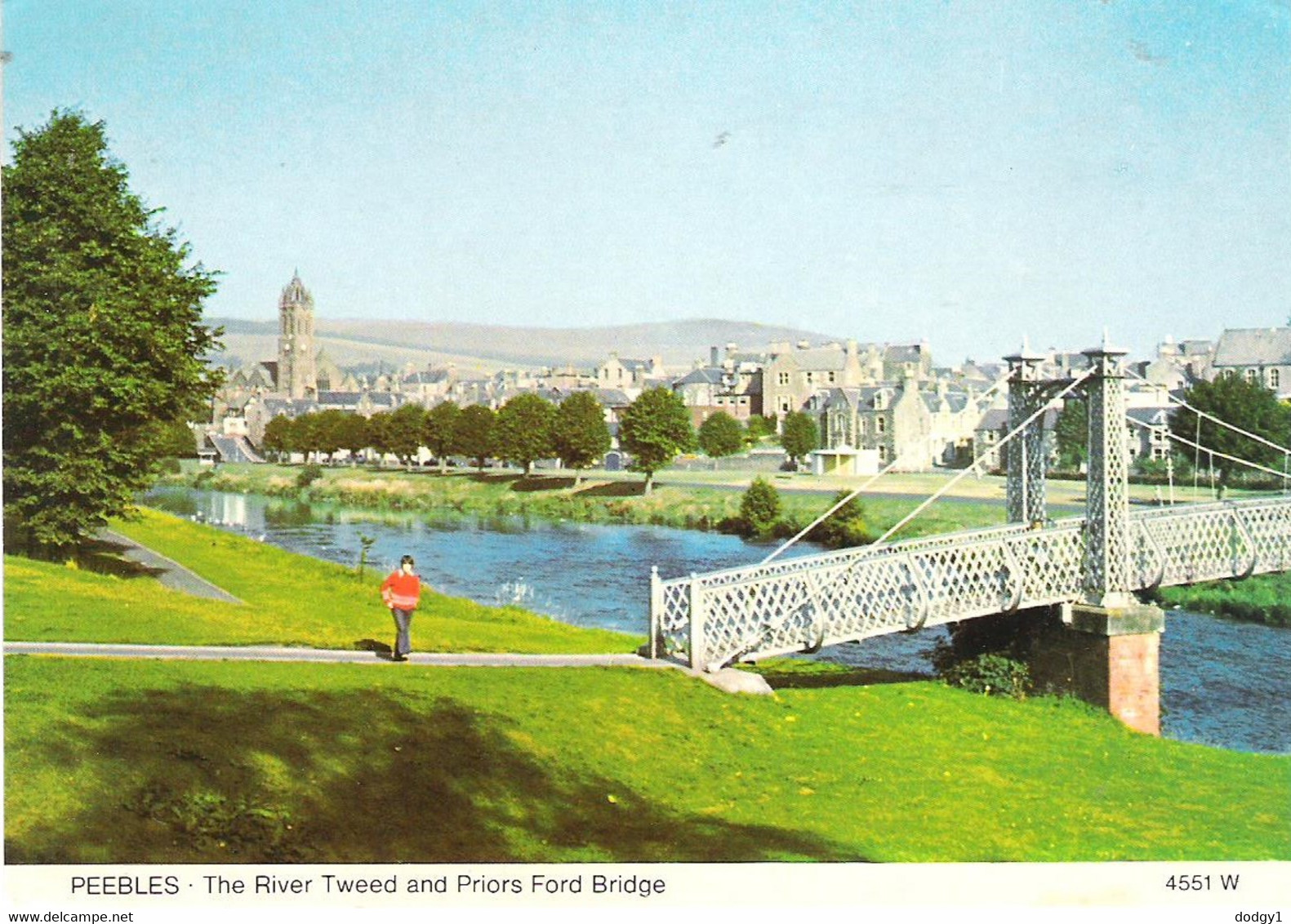 THE RIVER TWEED AND PRIORS FORD BRIDGE, PEEBLES, BORDERS, SCOTLAND. USED POSTCARD Sa4 - Peeblesshire