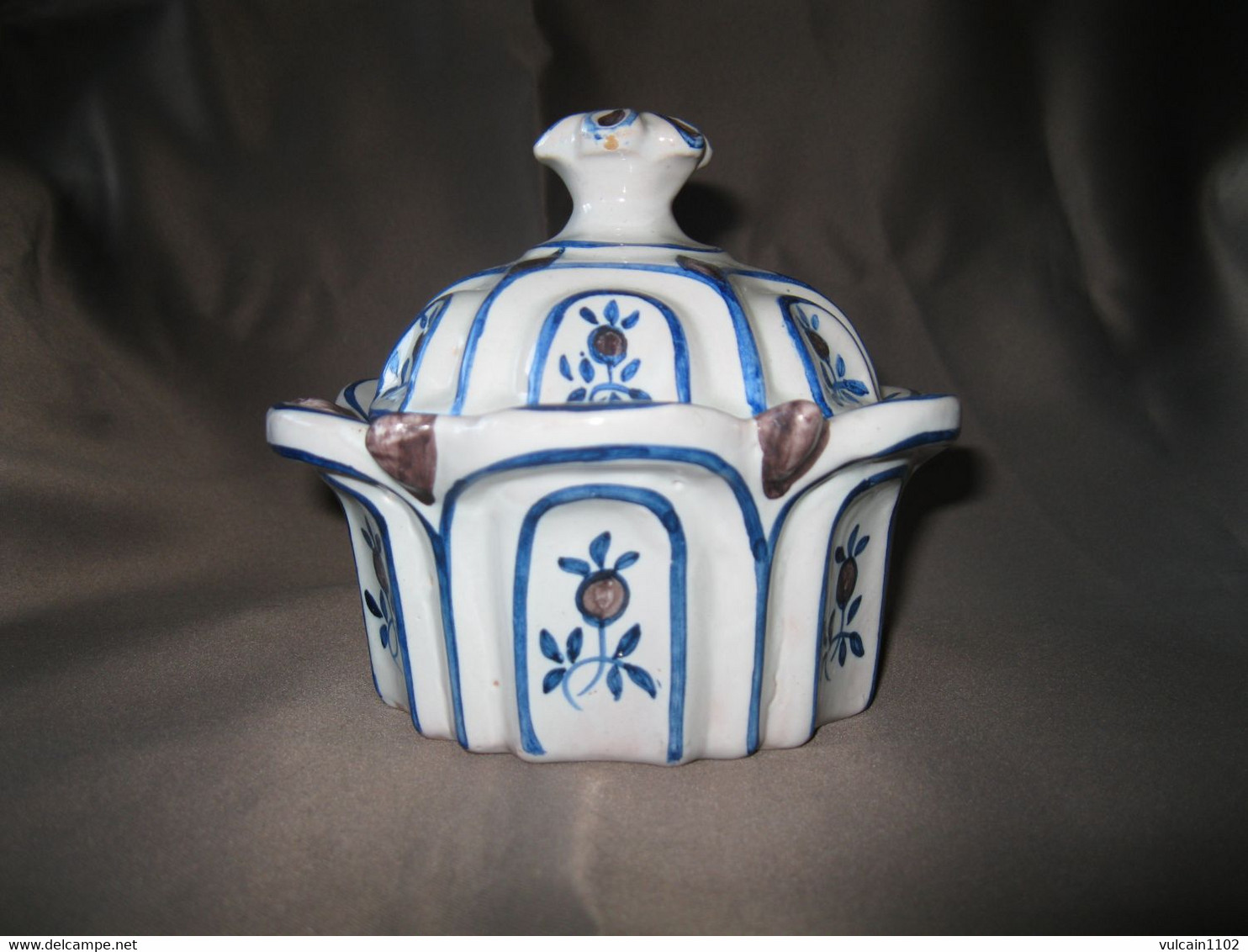 POT COUVERT (MIELLIER CONFITURIER SUCRIER BONBONNIERE) EN FAIENCE SIGNÉE GM - Moustiers (FRA)