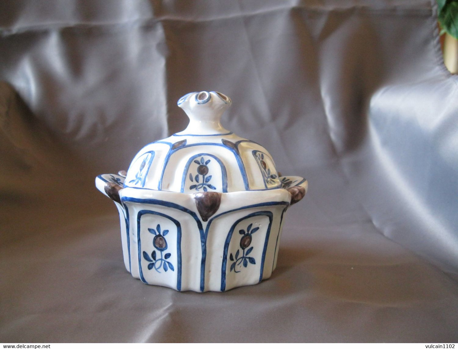 POT COUVERT (MIELLIER CONFITURIER SUCRIER BONBONNIERE) EN FAIENCE SIGNÉE GM