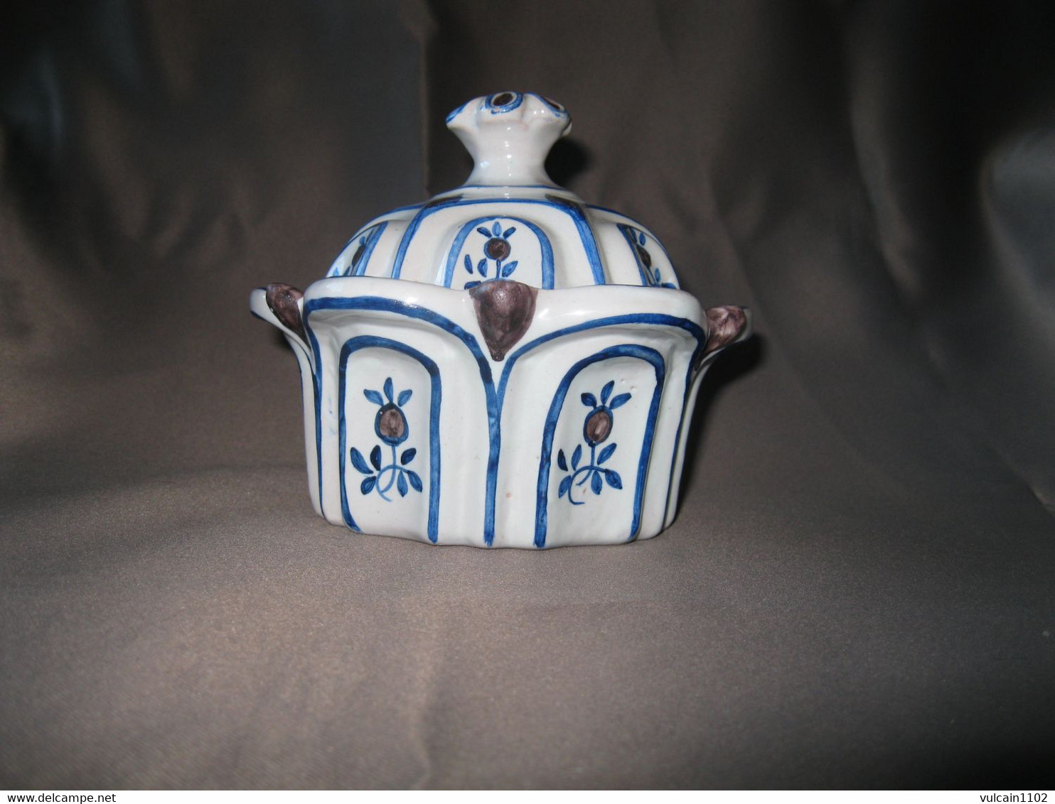 POT COUVERT (MIELLIER CONFITURIER SUCRIER BONBONNIERE) EN FAIENCE SIGNÉE GM