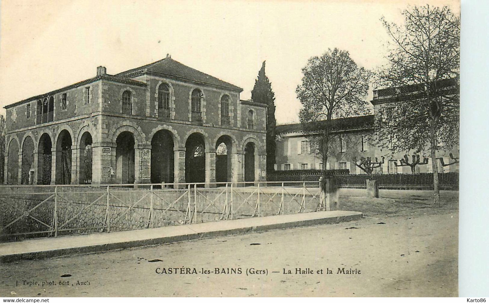Castéra Les Bains * La Halle Et La Mairie * Halles Hôtel De Ville - Castera