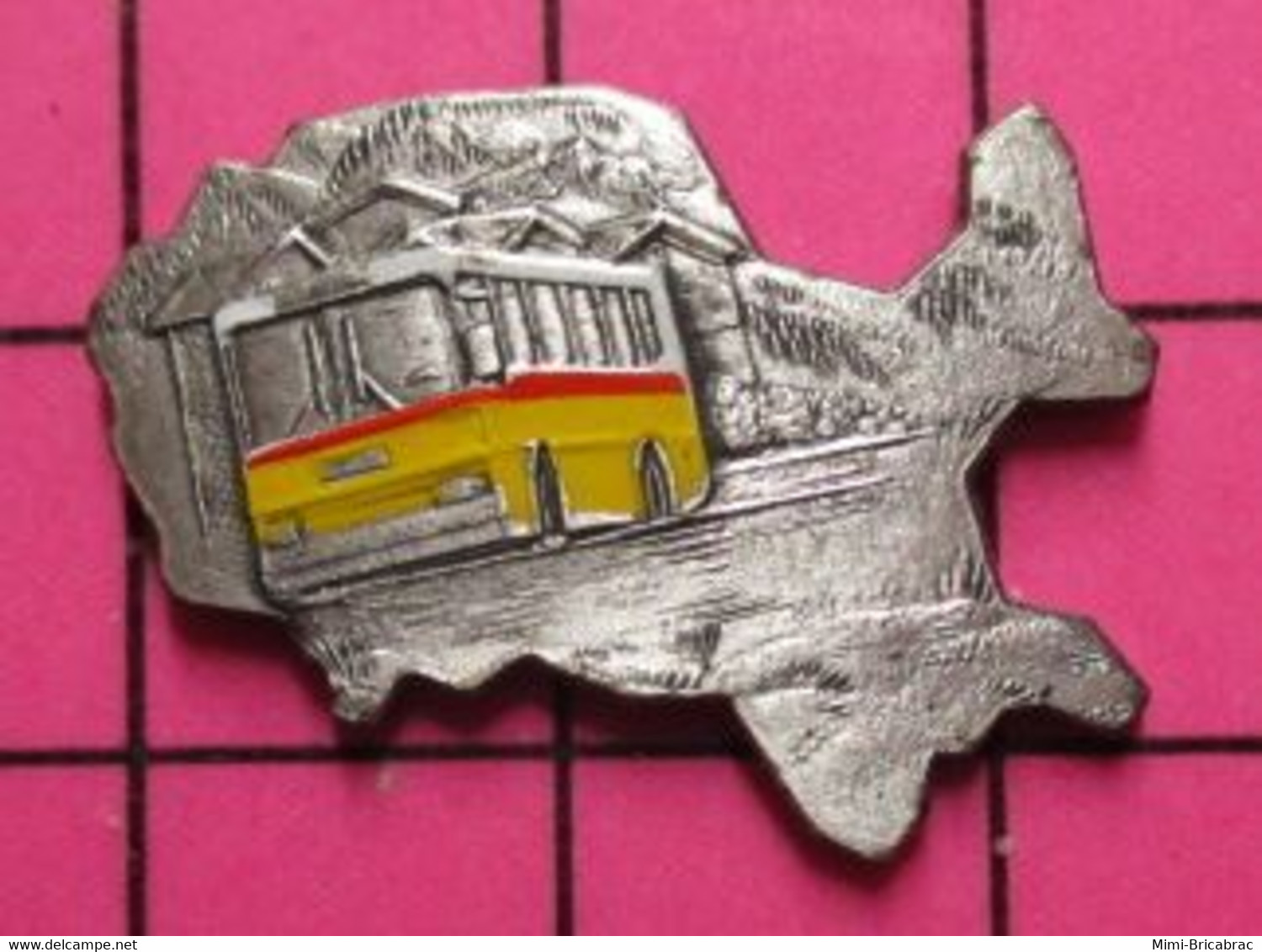 SP09 Pin's Pins / Beau Et Rare / THEME : TRANSPORTS / Superbe AUTOBUS ROUTIER SUISSE PAYSAGE DE MONTAGNE - Transportation