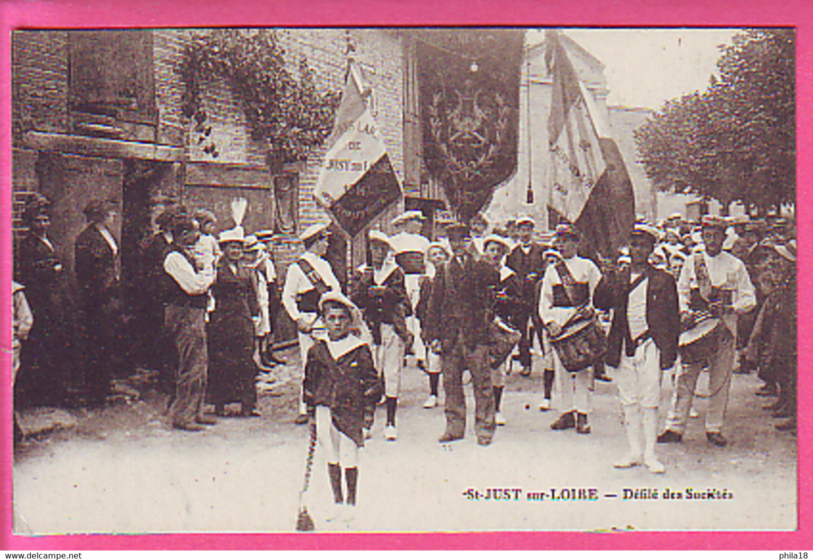 SAINT JUST SUR LOIRE DEFILE DES SOCIETES BANNIERES FANFARE PORTE DRAPEAU - Saint Just Saint Rambert