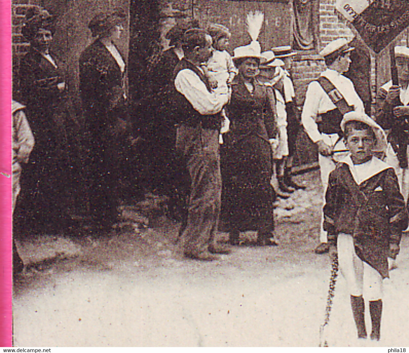 SAINT JUST SUR LOIRE DEFILE DES SOCIETES BANNIERES FANFARE PORTE DRAPEAU - Saint Just Saint Rambert