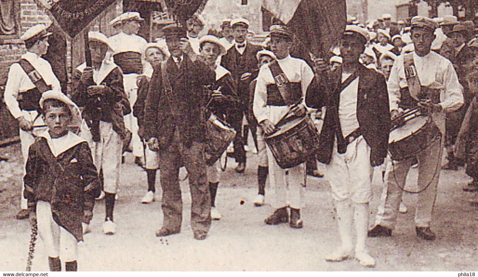 SAINT JUST SUR LOIRE DEFILE DES SOCIETES BANNIERES FANFARE PORTE DRAPEAU - Saint Just Saint Rambert