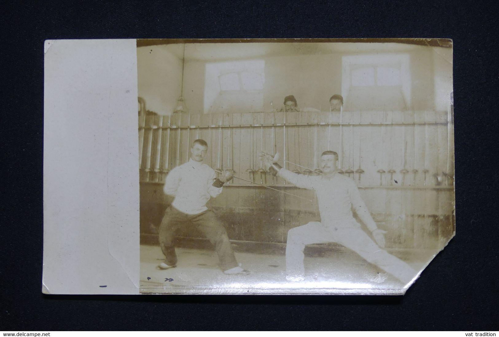 SPORTS - Carte Photo ( Avec Manque De Coin )  D'Escrimeurs  - L 98672 - Fencing