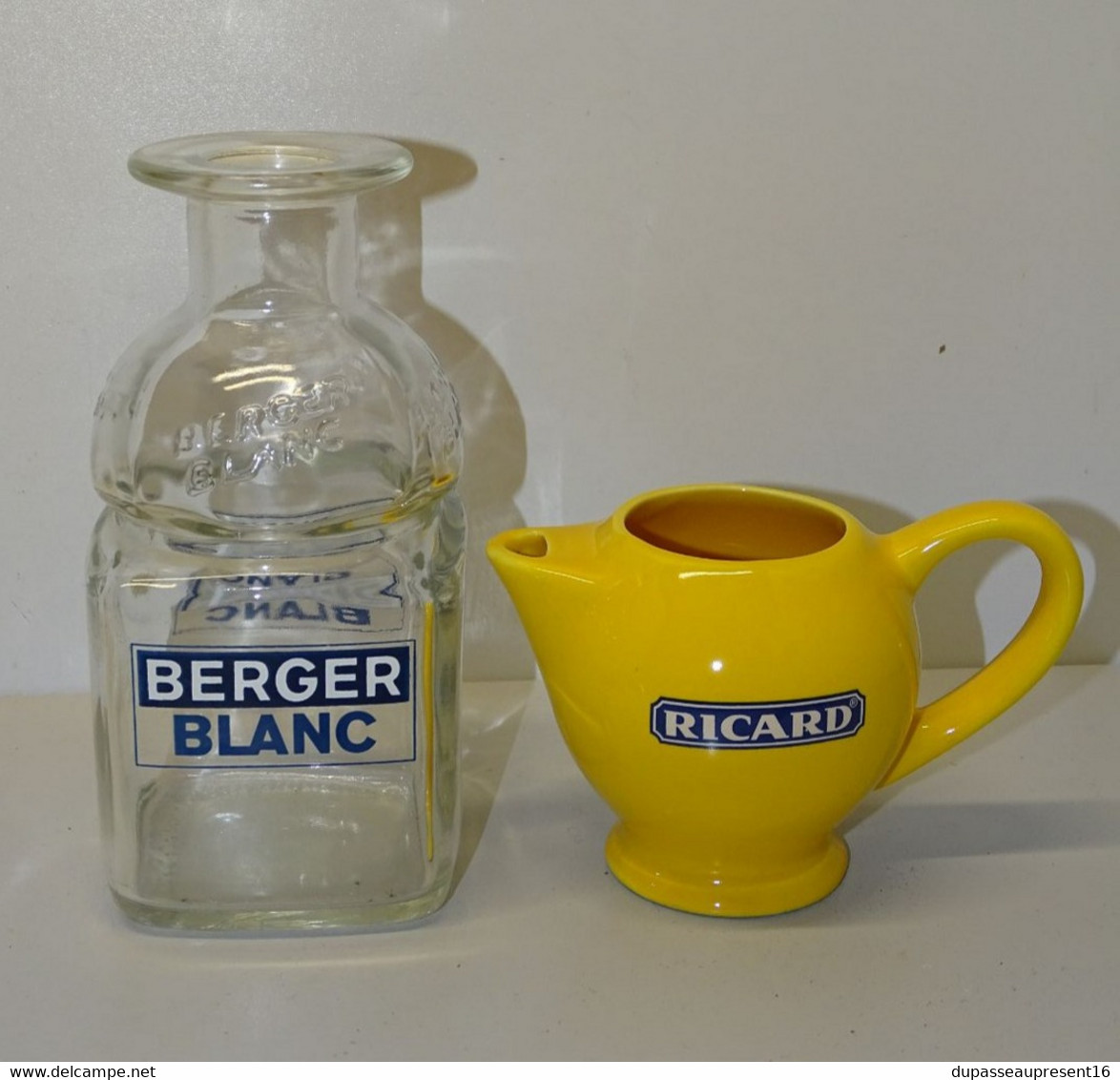 ANCIENNE CARAFE VERRE BERGER BLANC & 1 TOUT PETIT PICHET RICARD JAUNE Déco BISTROT COLLECTION XXe - Karaf