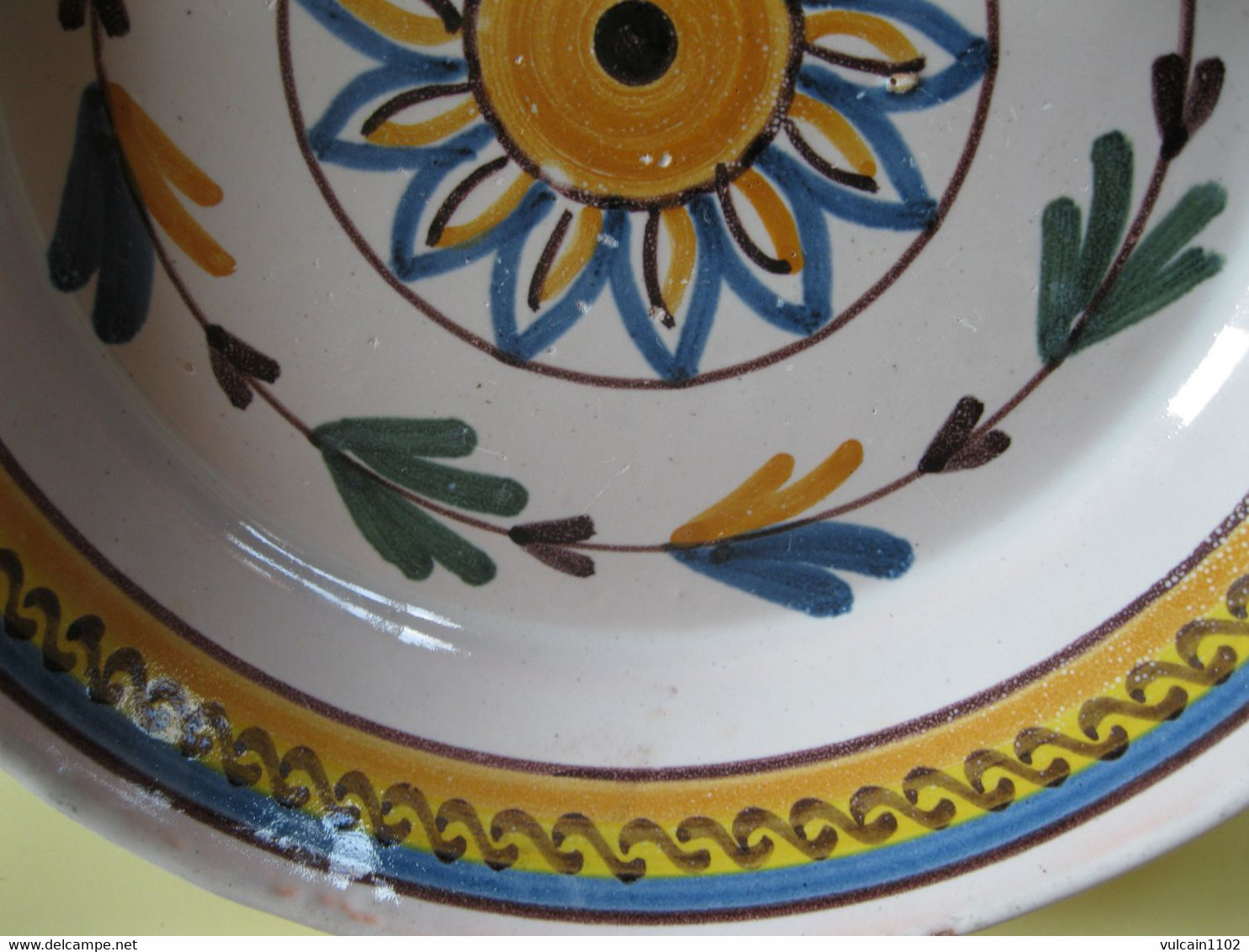 ASSIETTE EN FAIENCE ANCIENNE SIGNEE - DE MALICORNE QUIMPER NEVERS ?