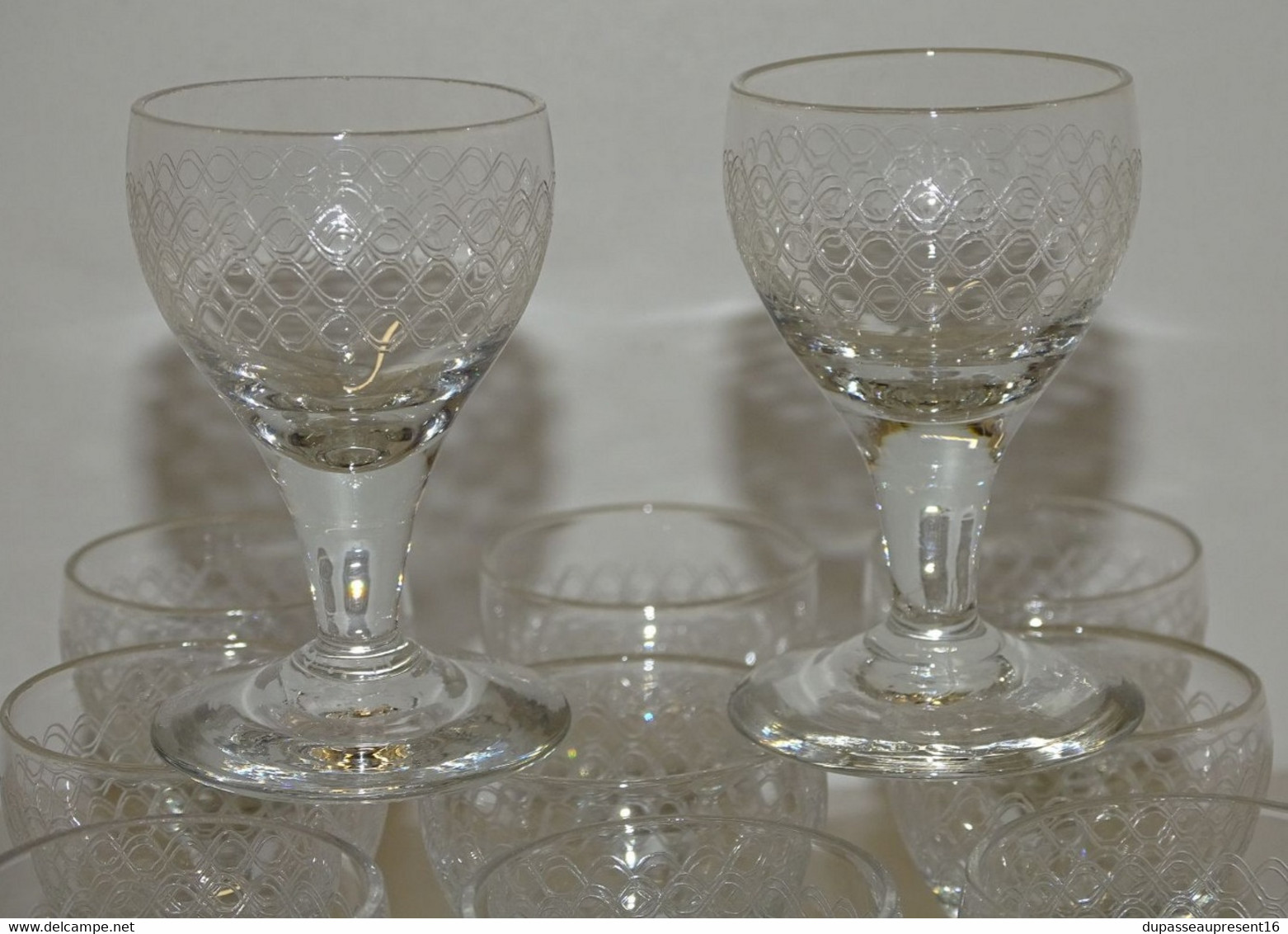 11 ANCIENS PETITS VERRES A PIED VERRE Soufflé Et Gravés  CAVE A LIQUEUR COLLECTION VITRINE  Déco Table - Verre & Cristal