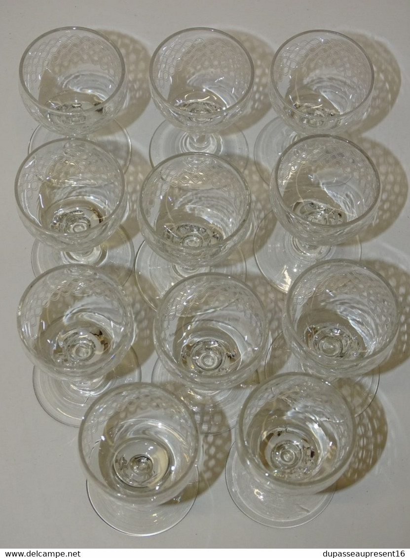 11 ANCIENS PETITS VERRES A PIED VERRE Soufflé Et Gravés  CAVE A LIQUEUR COLLECTION VITRINE  Déco Table - Verre & Cristal