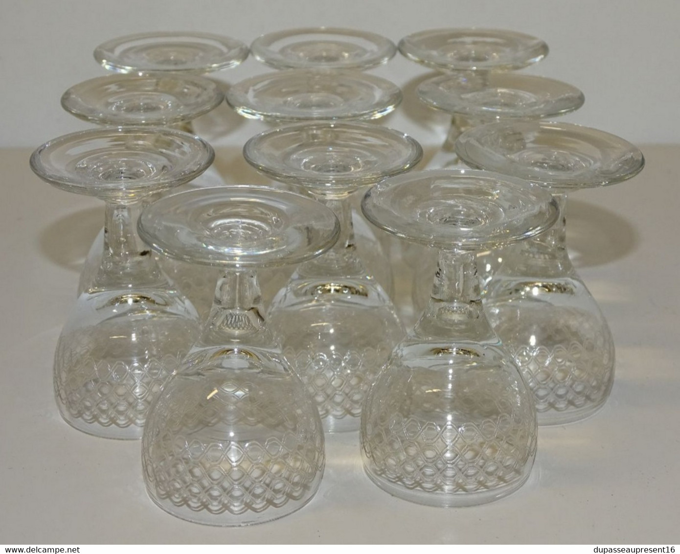 11 ANCIENS PETITS VERRES A PIED VERRE Soufflé Et Gravés  CAVE A LIQUEUR COLLECTION VITRINE  Déco Table - Verre & Cristal